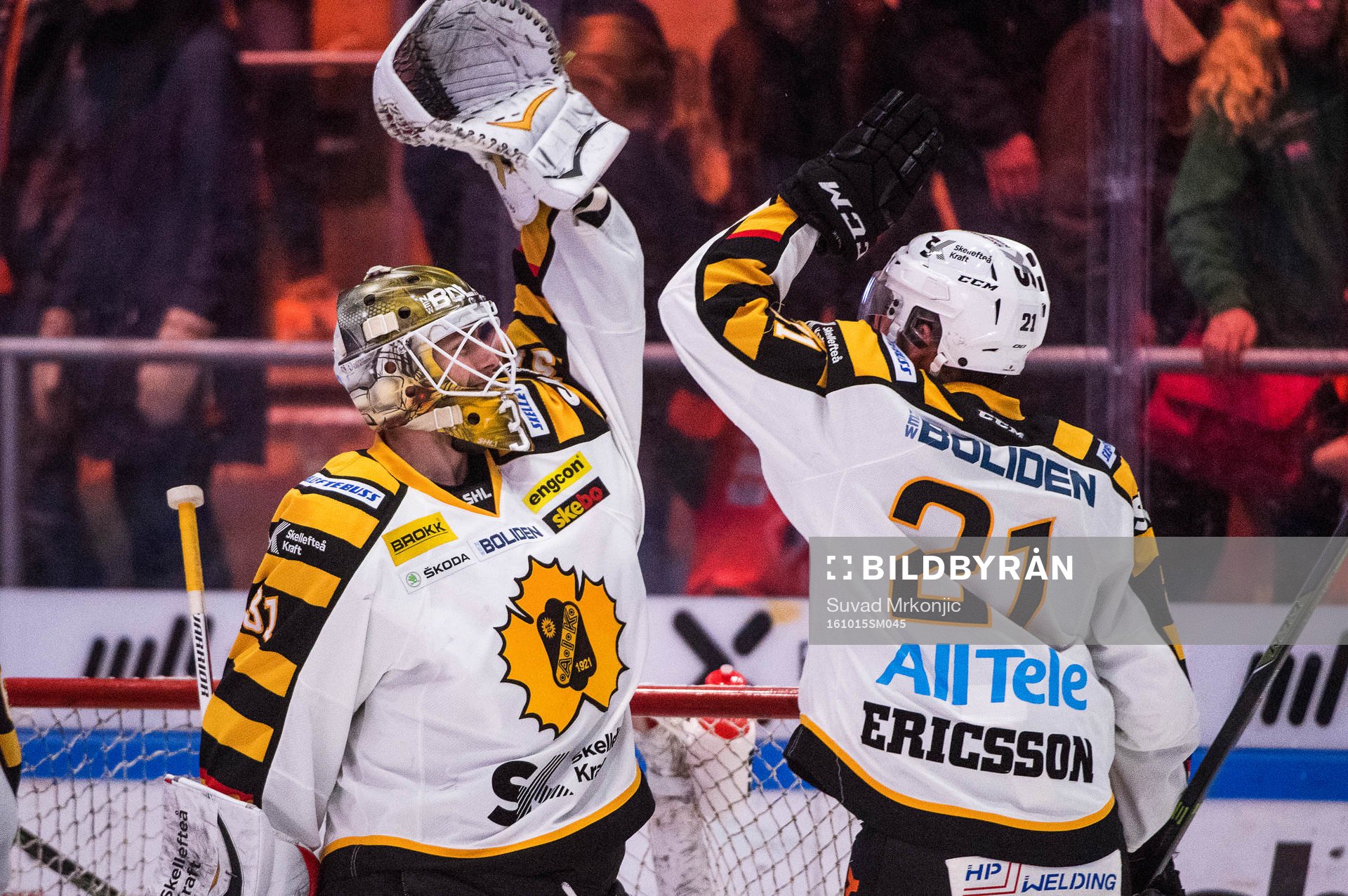 Skellefteås målvakt Joni Ortio och Jimmie Ericsson jublar