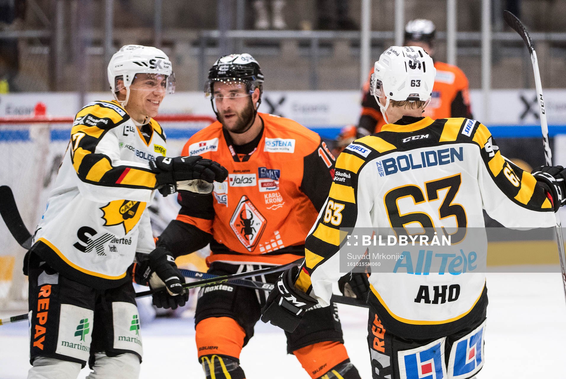 Skellefteås Sebastian Aho gör 2-0 och gratuleras av Pär