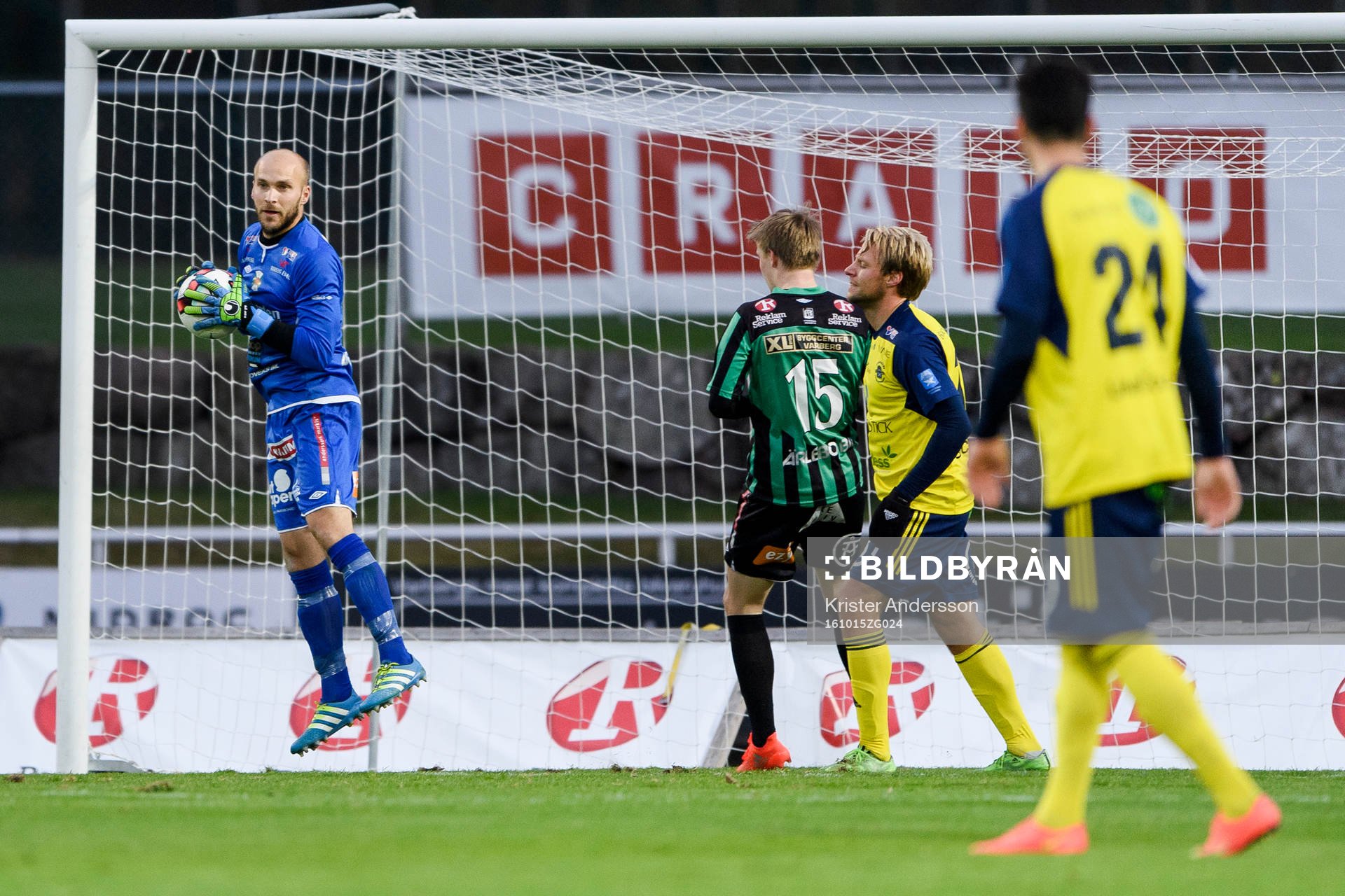 Varbergs målvakt Peter Dahlberg plockar ner bollen under fotbollsmatchen i Superettan mellan Varberg och Ängelholm den 15 oktober 2016 i Varberg.