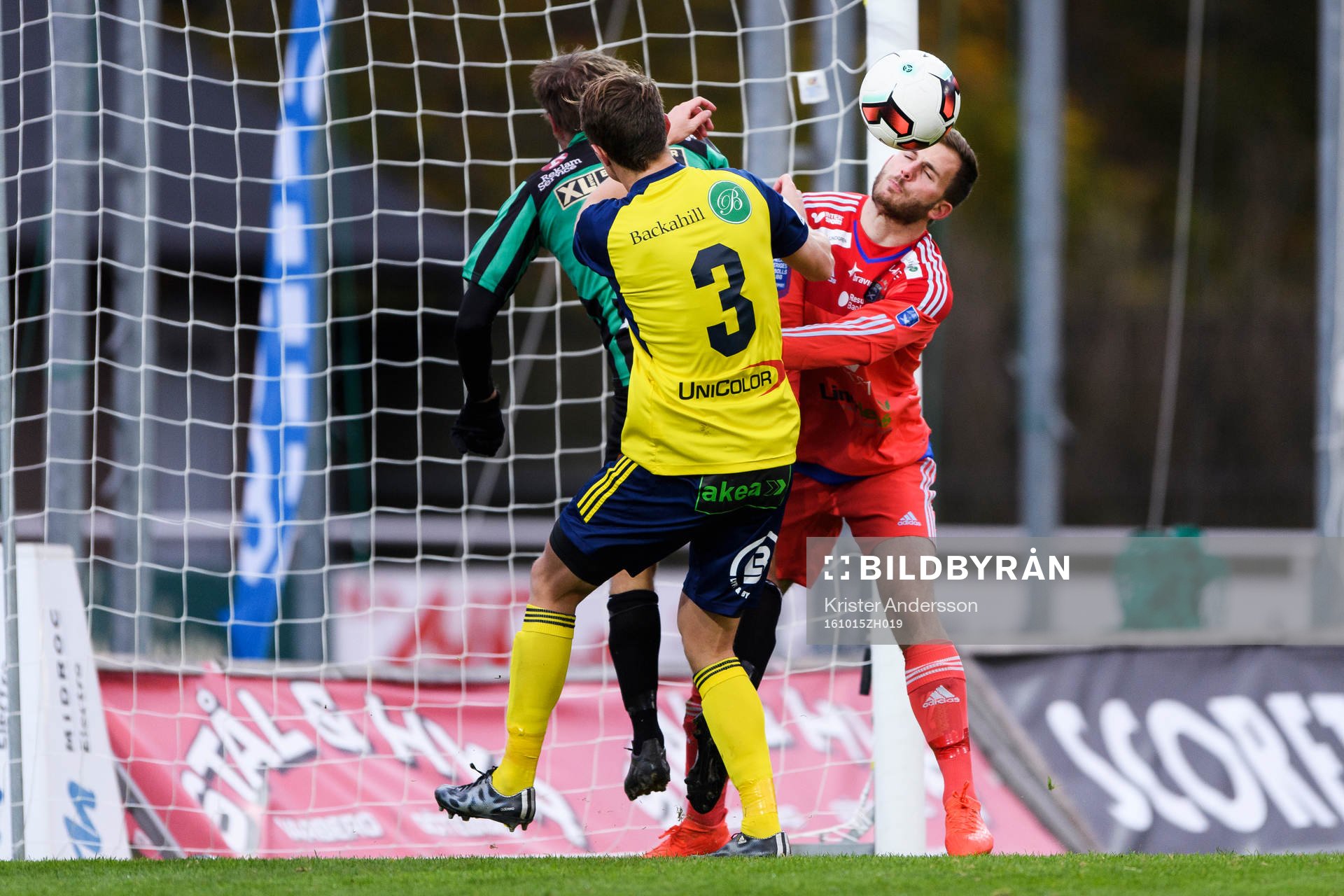 Kamp framför Ängelholms mål under fotbollsmatchen i Superettan mellan Varberg och Ängelholm den 15 oktober 2016 i Varberg.