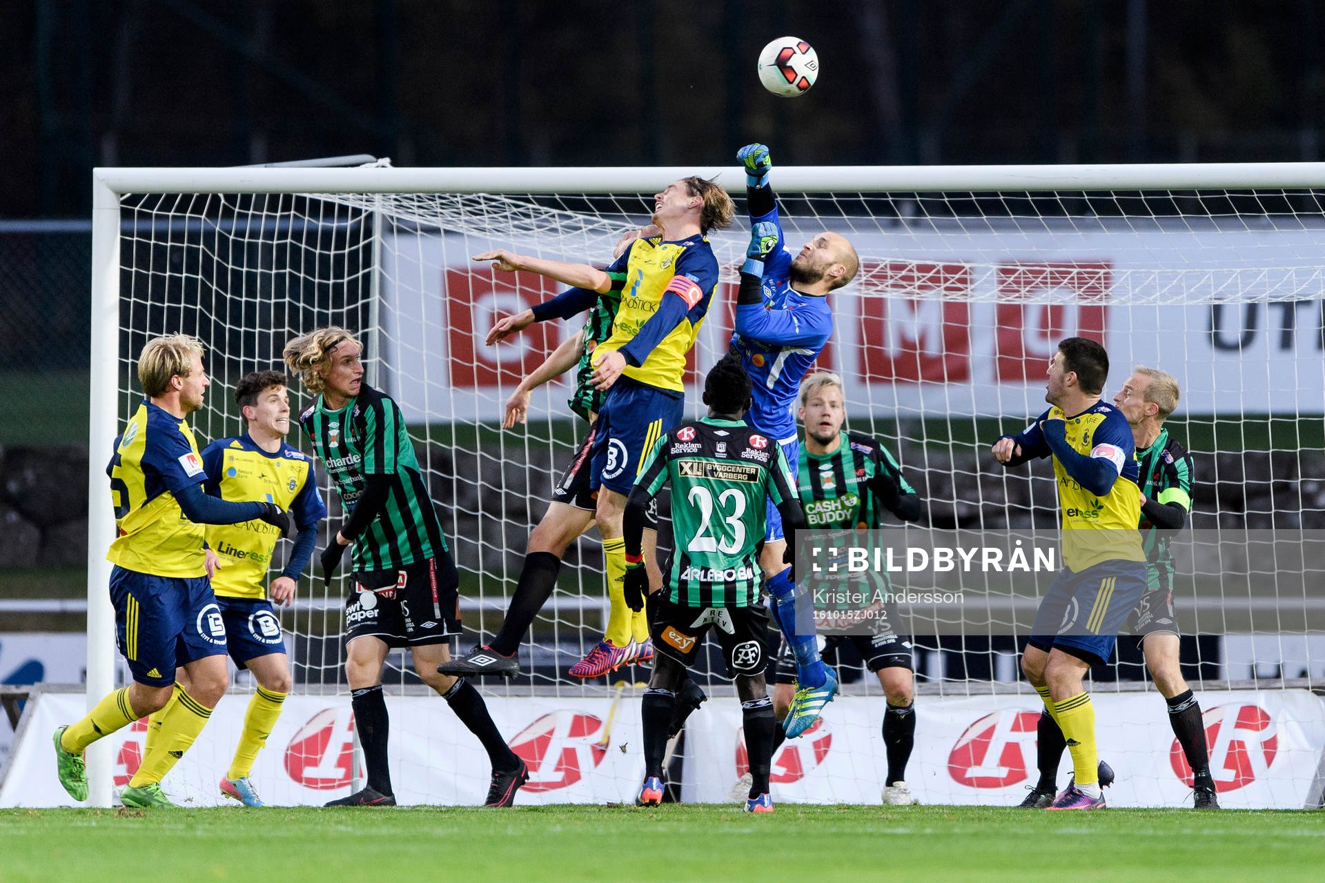 Varbergs målvakt Peter Dahlberg boxar undan bollen