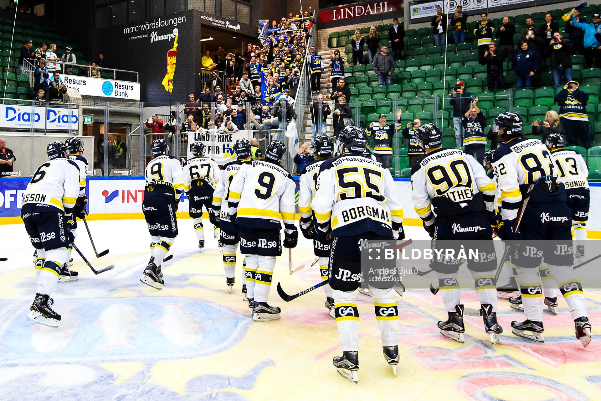 s spelare jublar med sina supporters