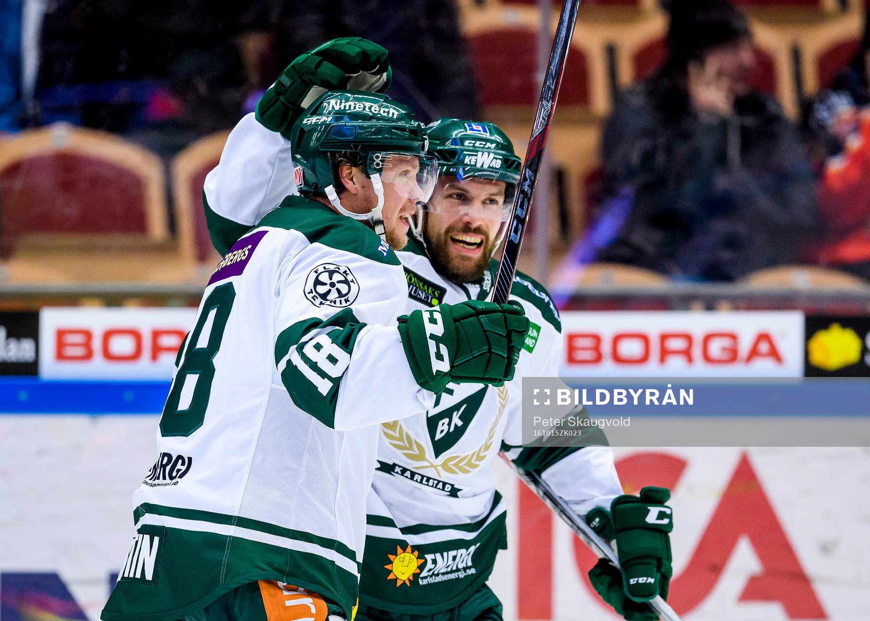 Färjestads Andreas Jämtin (v) jublar