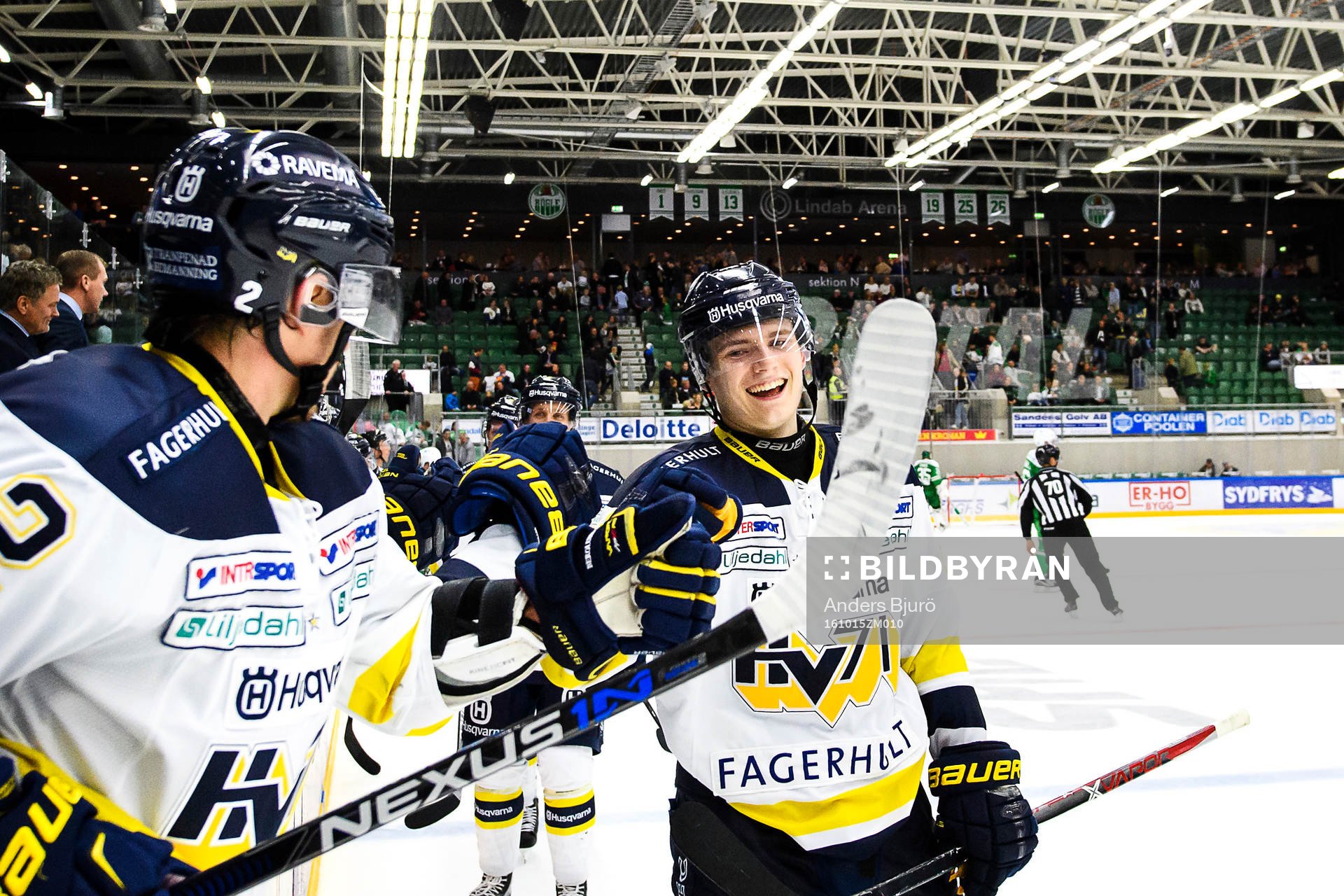 s Lias Andersson jublar med båset