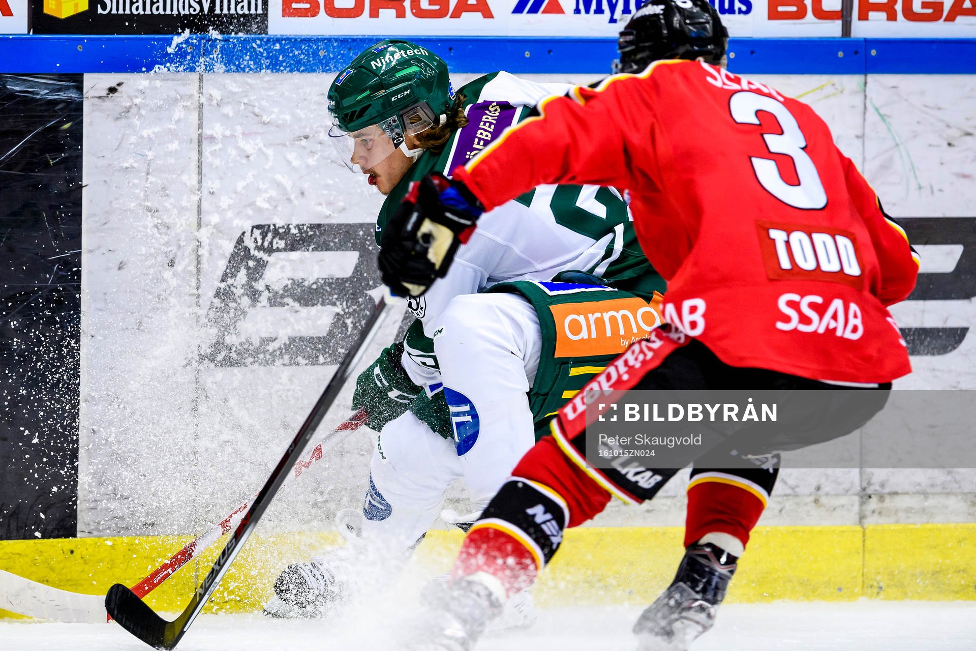 Färjestads Joakim Nygård jagas av Luleås Daine Todd