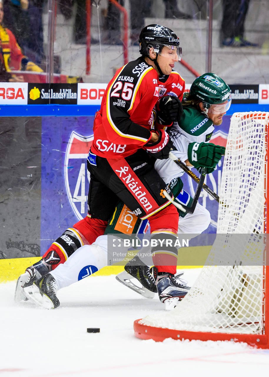 Luleås Anton Hedman tacklar Färjestads Magnus Nygren