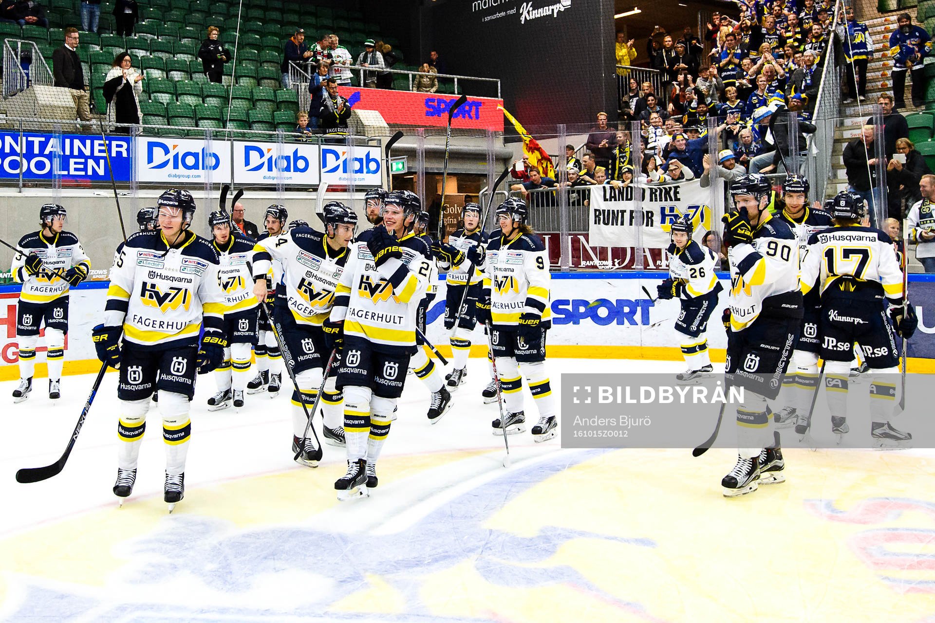 s spelare jublar med sina supporters