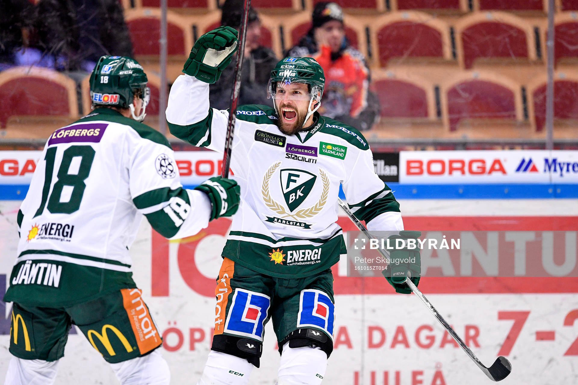 Färjestads Andreas Jämtin och Tomas Skogs jublar