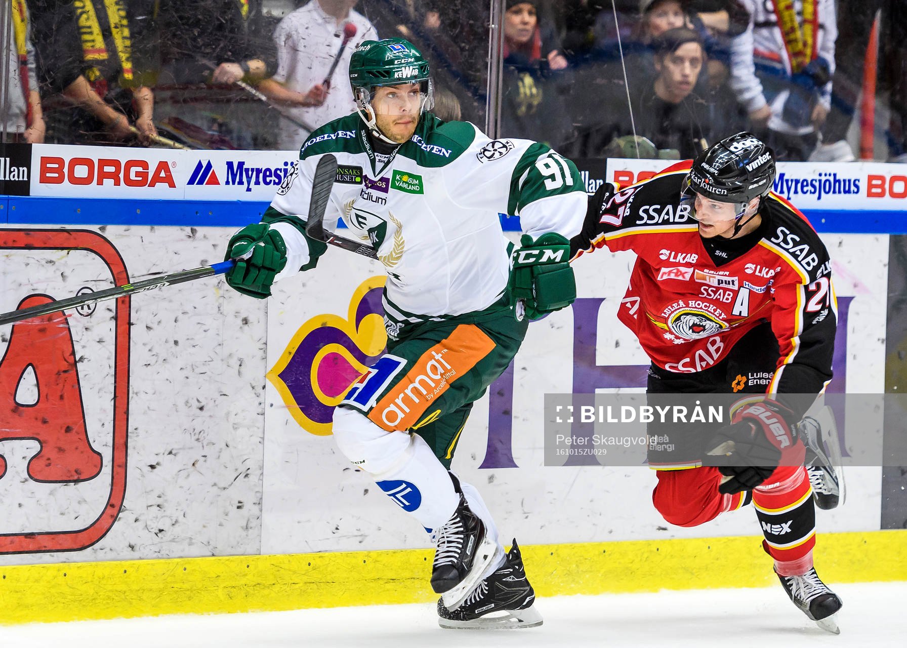 Färjestads Björn Svensson jagas av Luleås Brendan