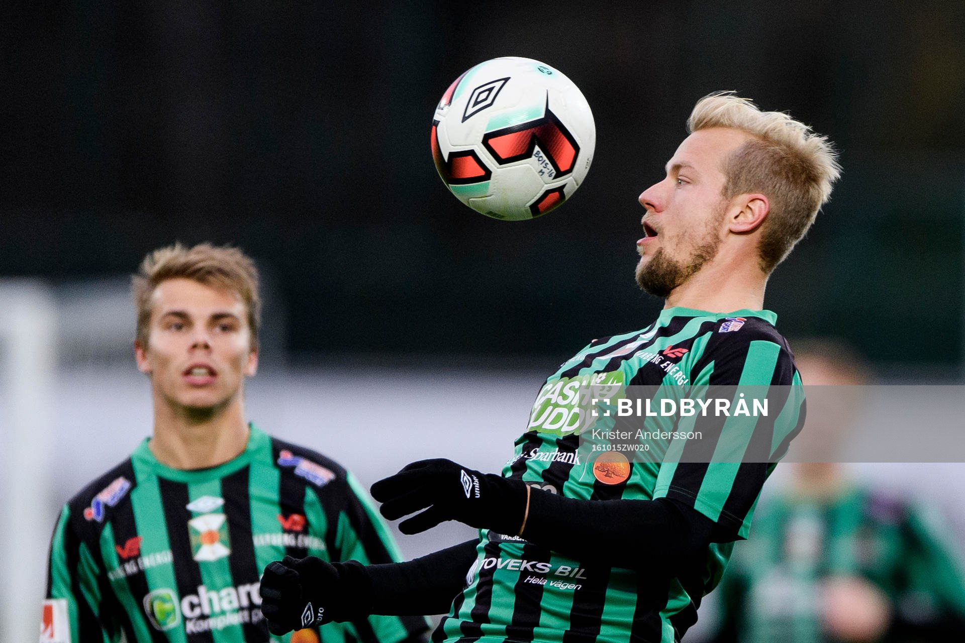 Varbergs Sebastian Crona tar ner bollen på bröstet