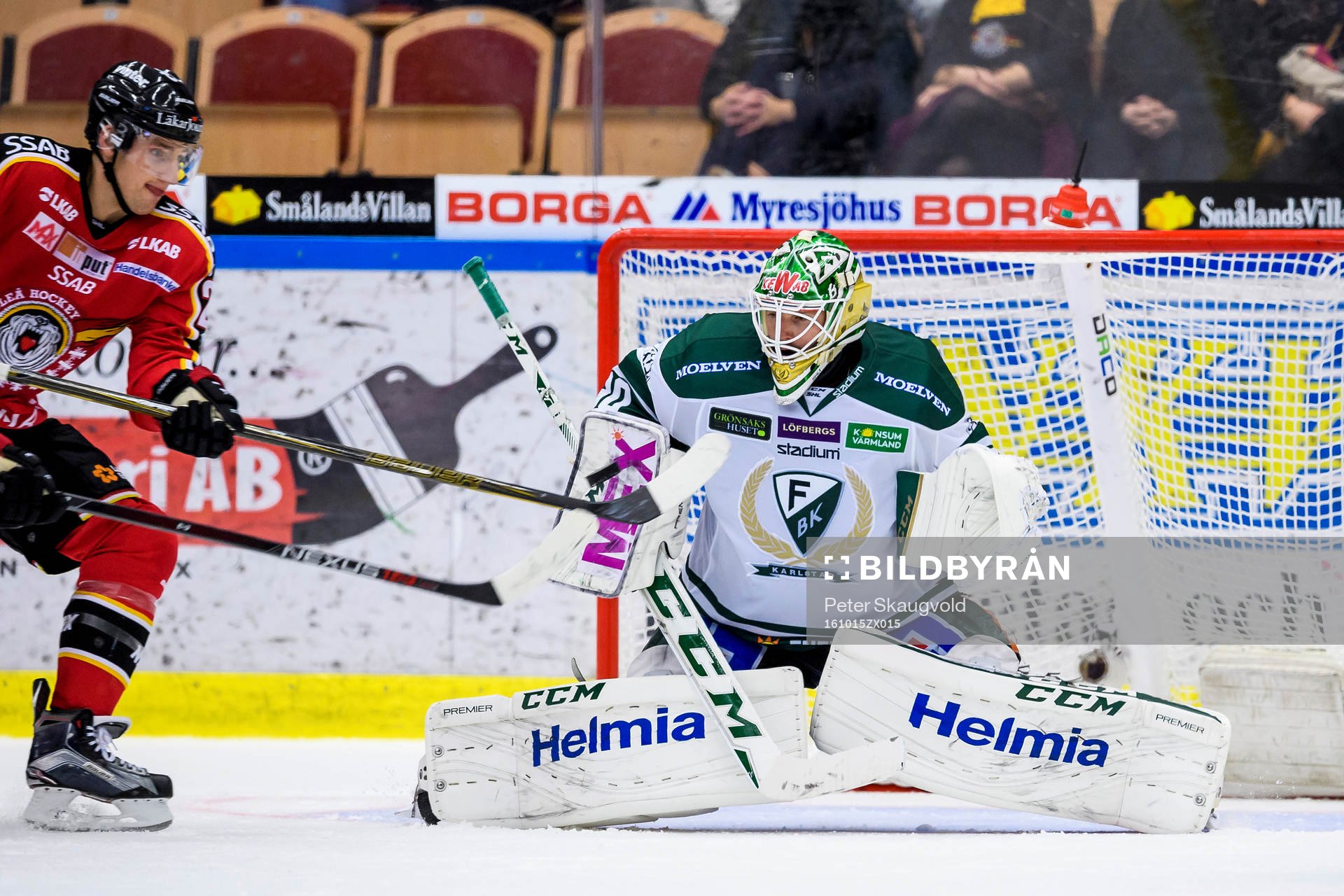 Luleås Anton Hedman försöker styra pucken förbi