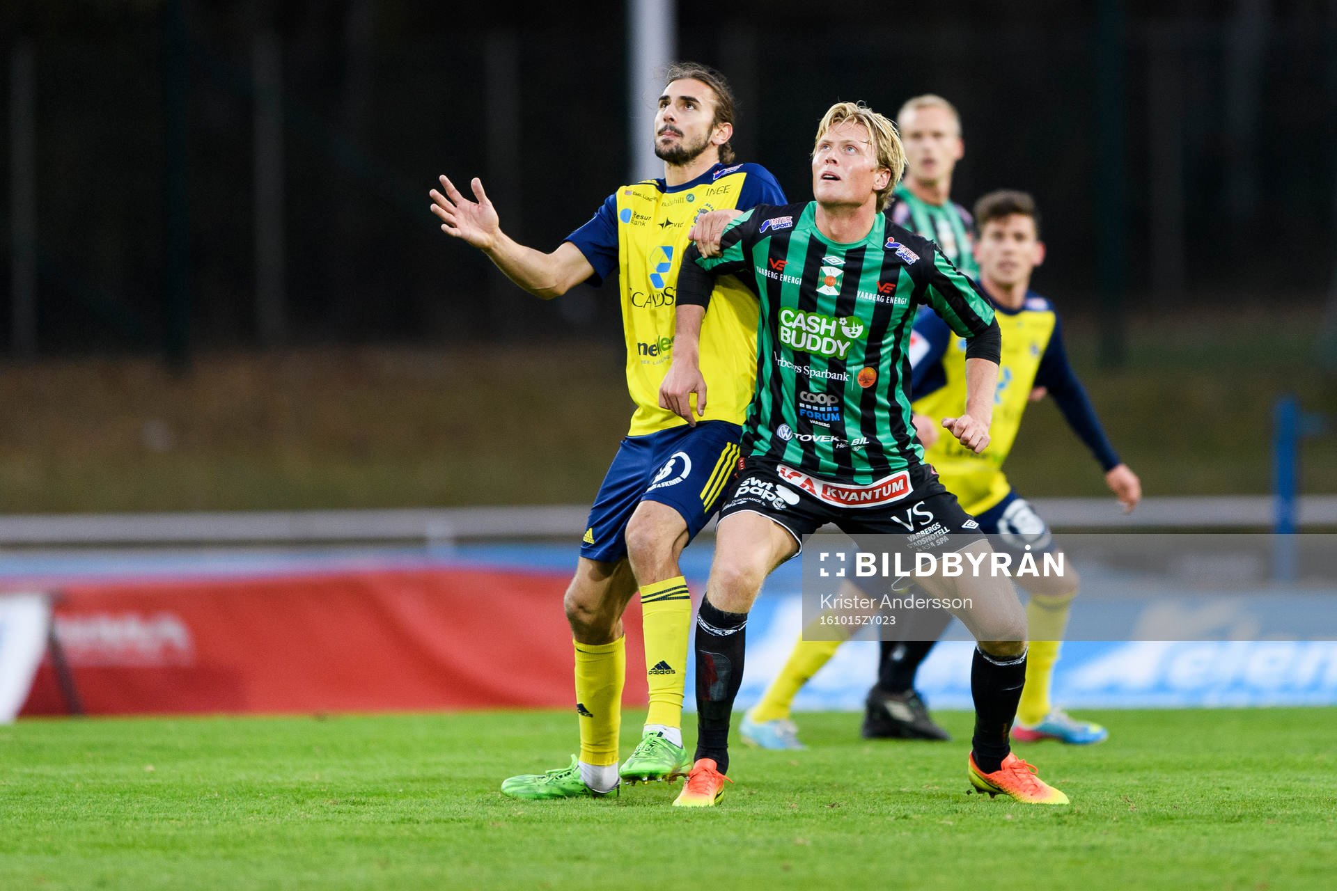 Ängelholms Vladica Zlojutro och Varbergs Andreas Aalbu under fotbollsmatchen i Superettan mellan Varberg och Ängelholm den 15 oktober 2016 i Varberg.