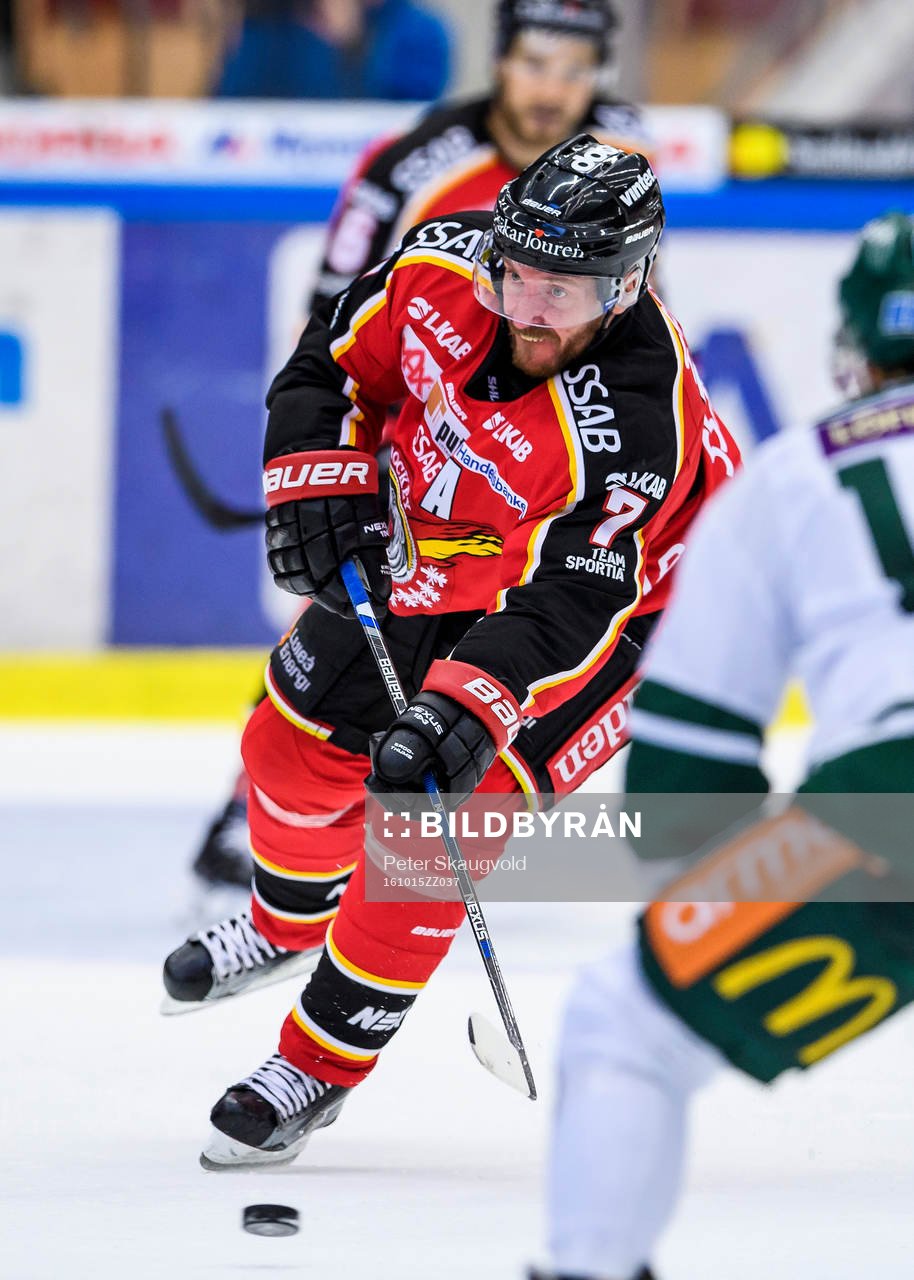 Luleås Jan Sandström med pucken