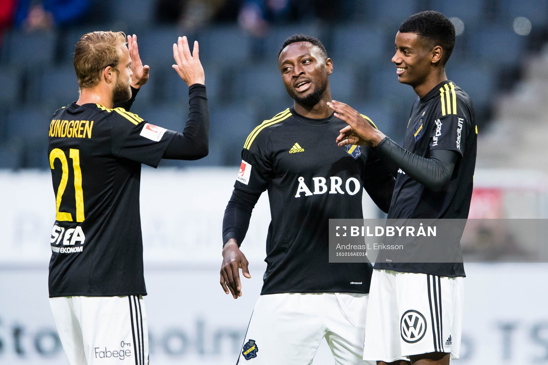 s Daniel Sundgren och Chinedu Ogbuke Obasi jublar