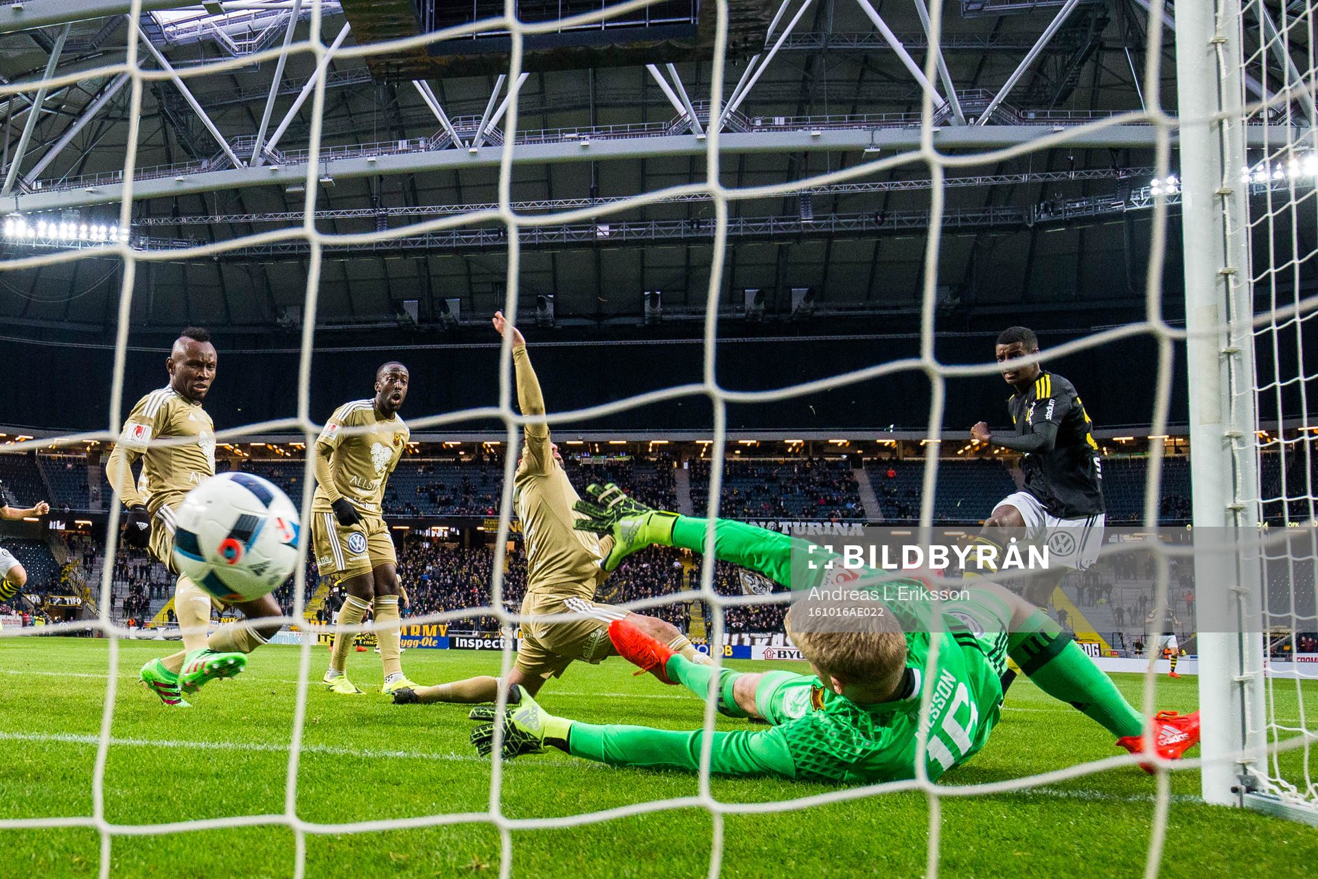 s Alexander Isak gör 1-0 bakom Östersunds målvakt Hampus