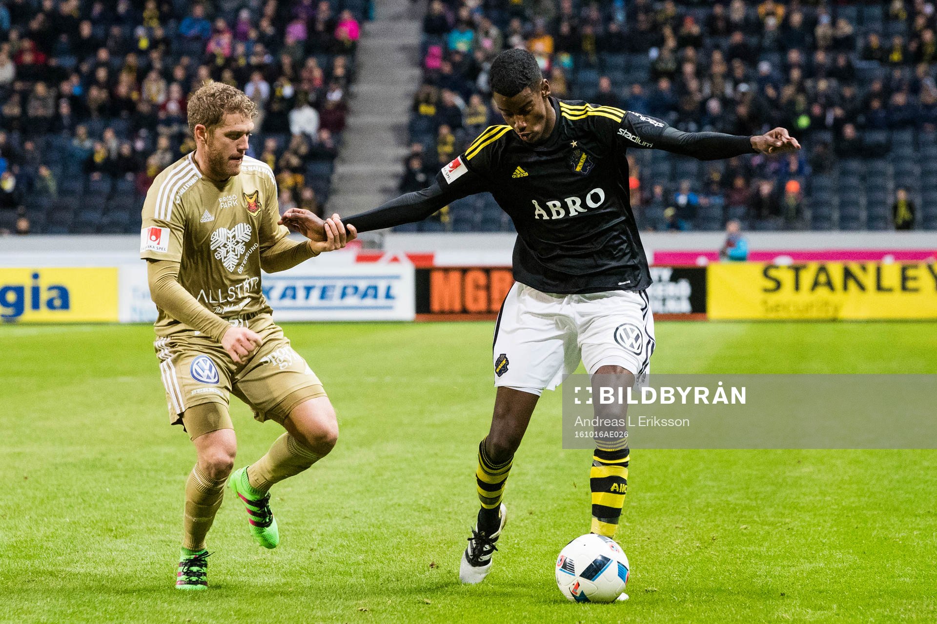 Östersunds Stefan Karlsson hålls undan av AIK:s Alexander Isak under fotbollsmatchen i Allsvenskan mellan AIK - Östersund den 16 oktober 2016 i Stockholm. 