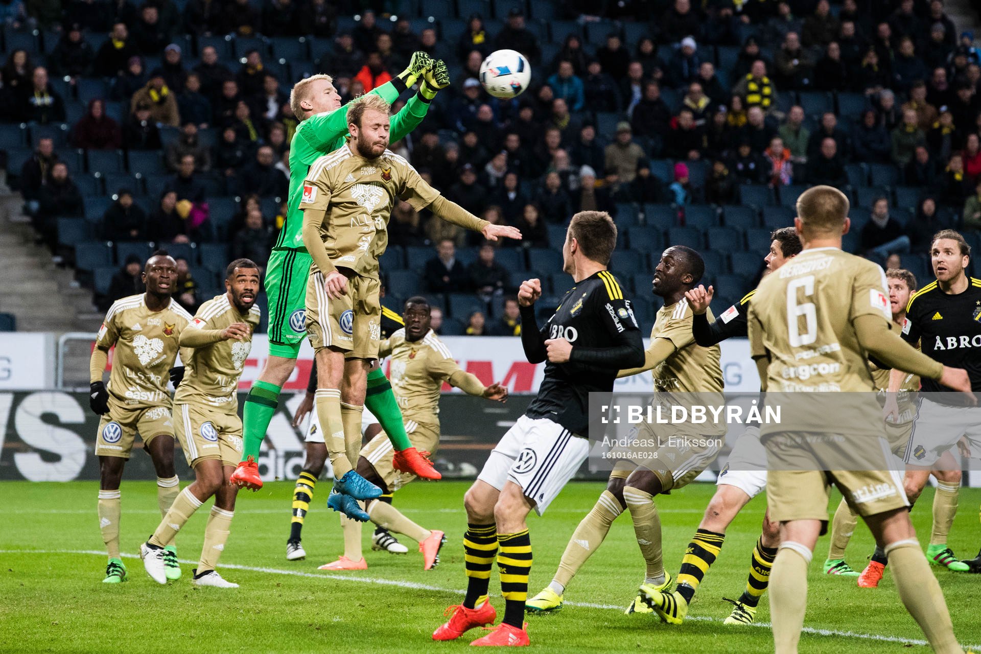 Östersunds målvakt Hampus Nilsson boxar bort bollen