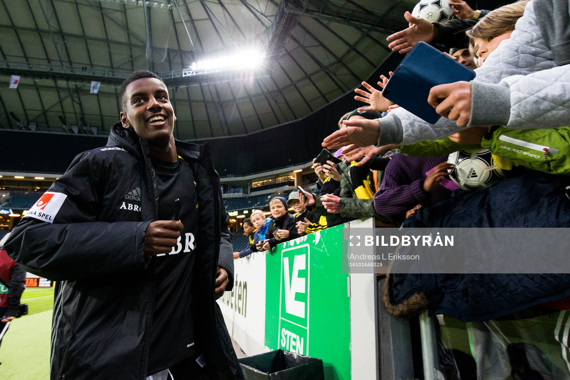 s Alexander Isak skriver autografer