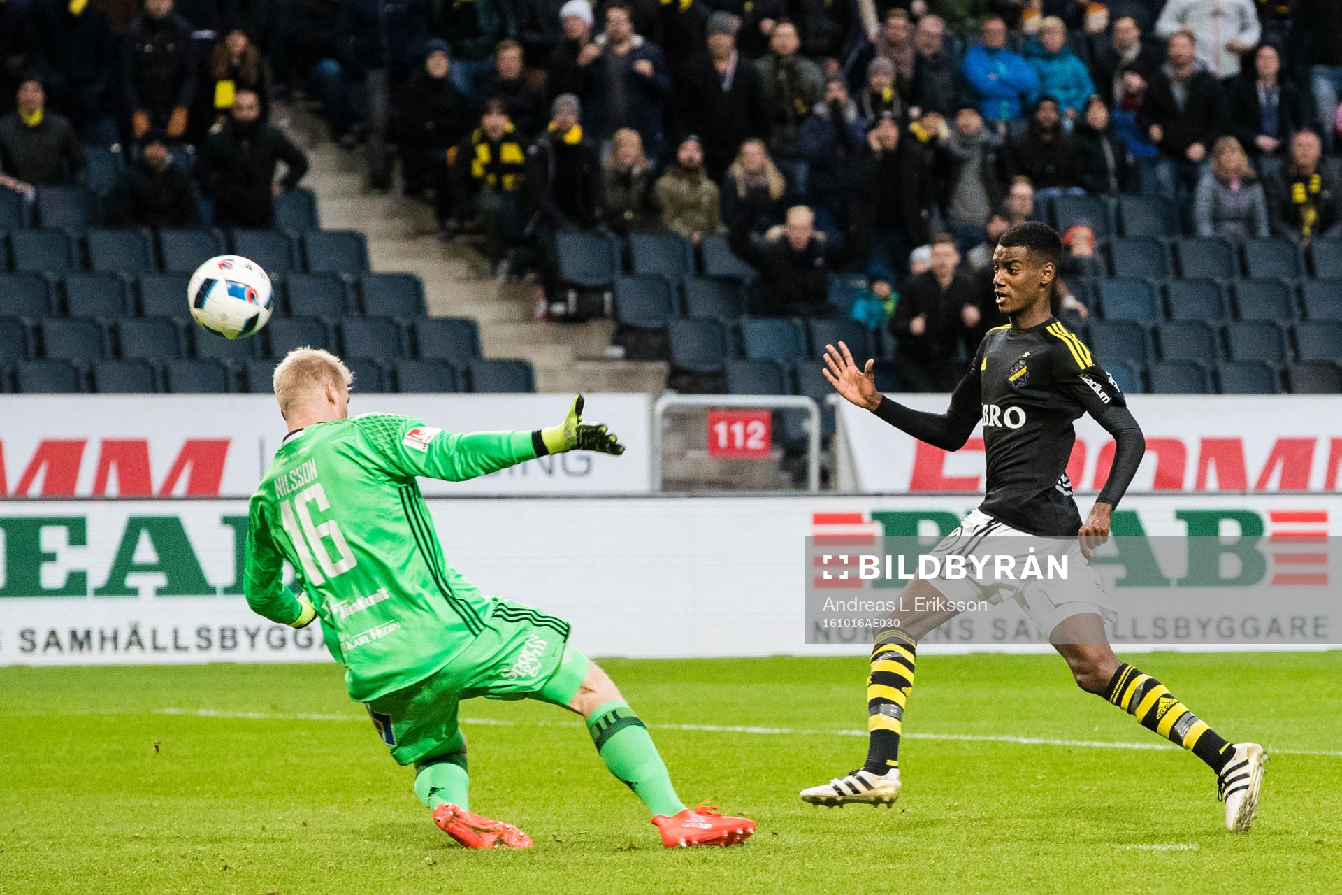 s Alexander Isak med ett skott förbi Östersunds målvakt