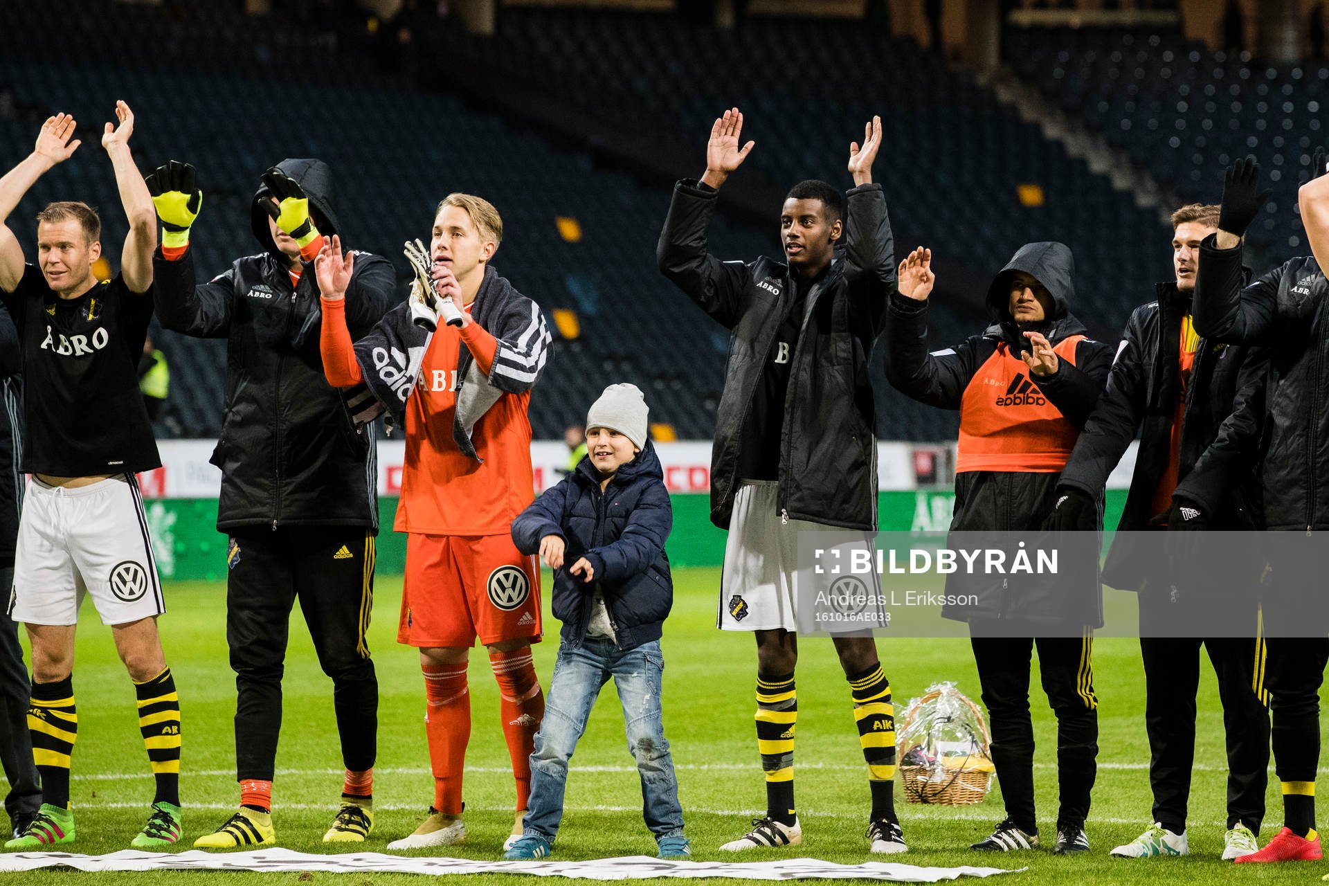s målvakt Patrik Carlgren och Alexander Isak  tackar