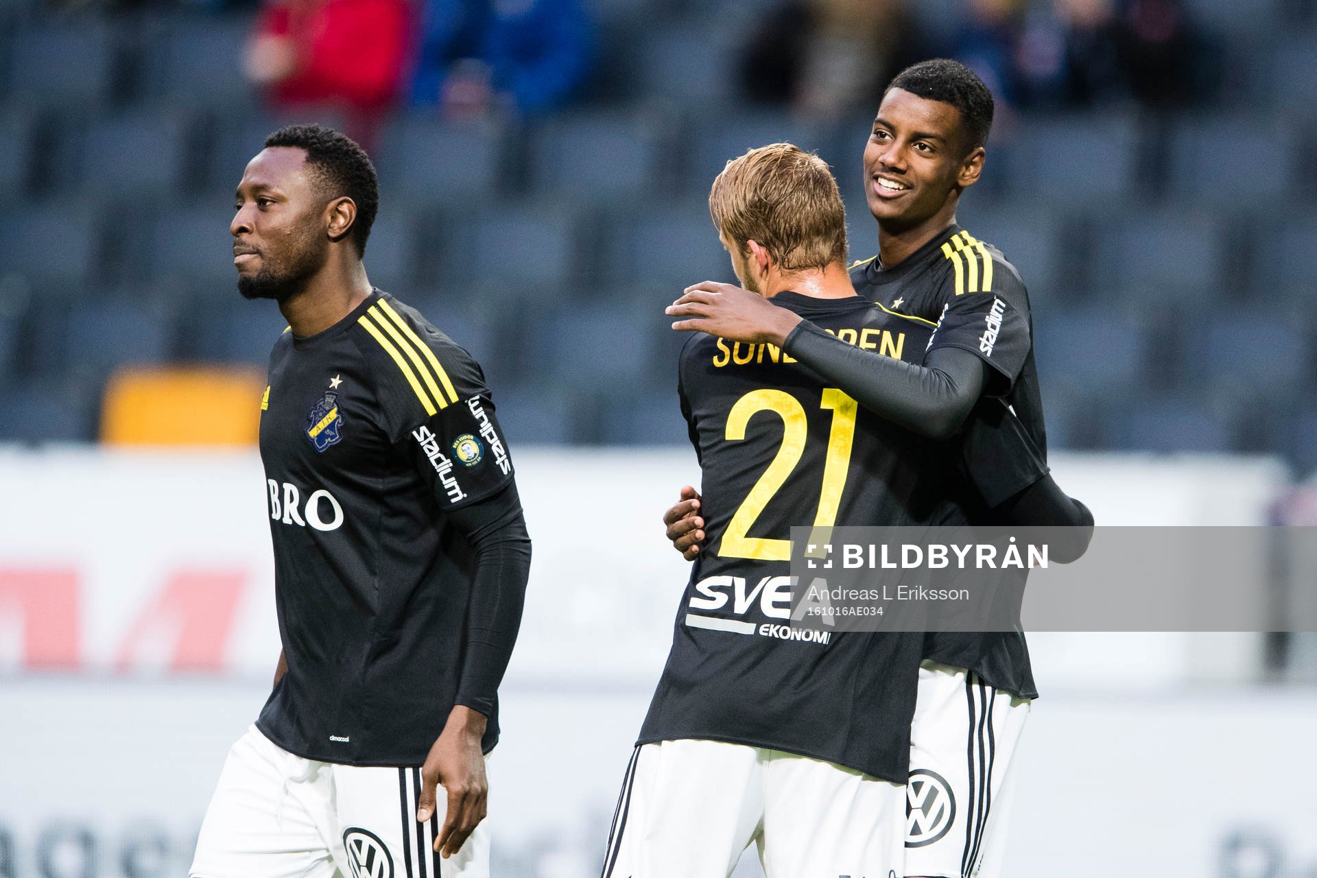 AIK:s Chinedu Ogbuke Obasi, Daniel Sundgren och Alexander Isak jublar efter att ISak gjort 1-0 för AIK under fotbollsmatchen i Allsvenskan mellan AIK - Östersund den 16 oktober 2016 i Stockholm.