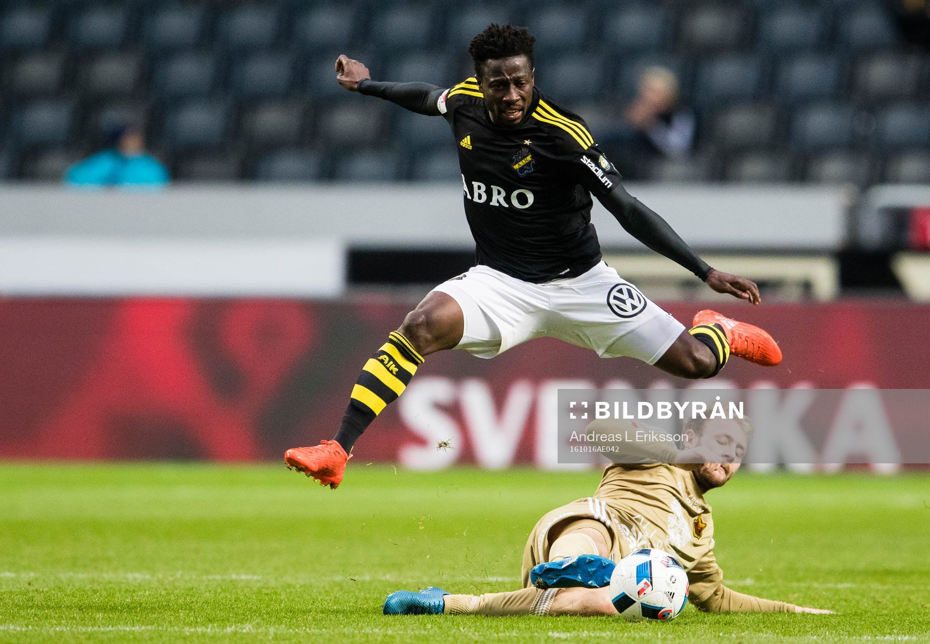 s Ebenezer Ofori hoppar över Östersunds Curtis Edwards