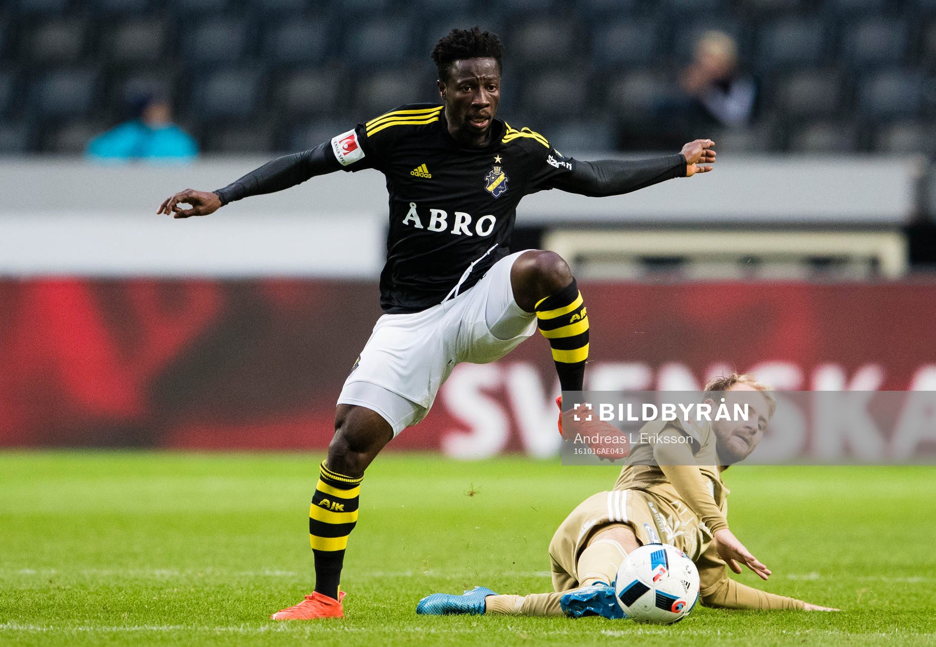 s Ebenezer Ofori hoppar över Östersunds Curtis Edwards