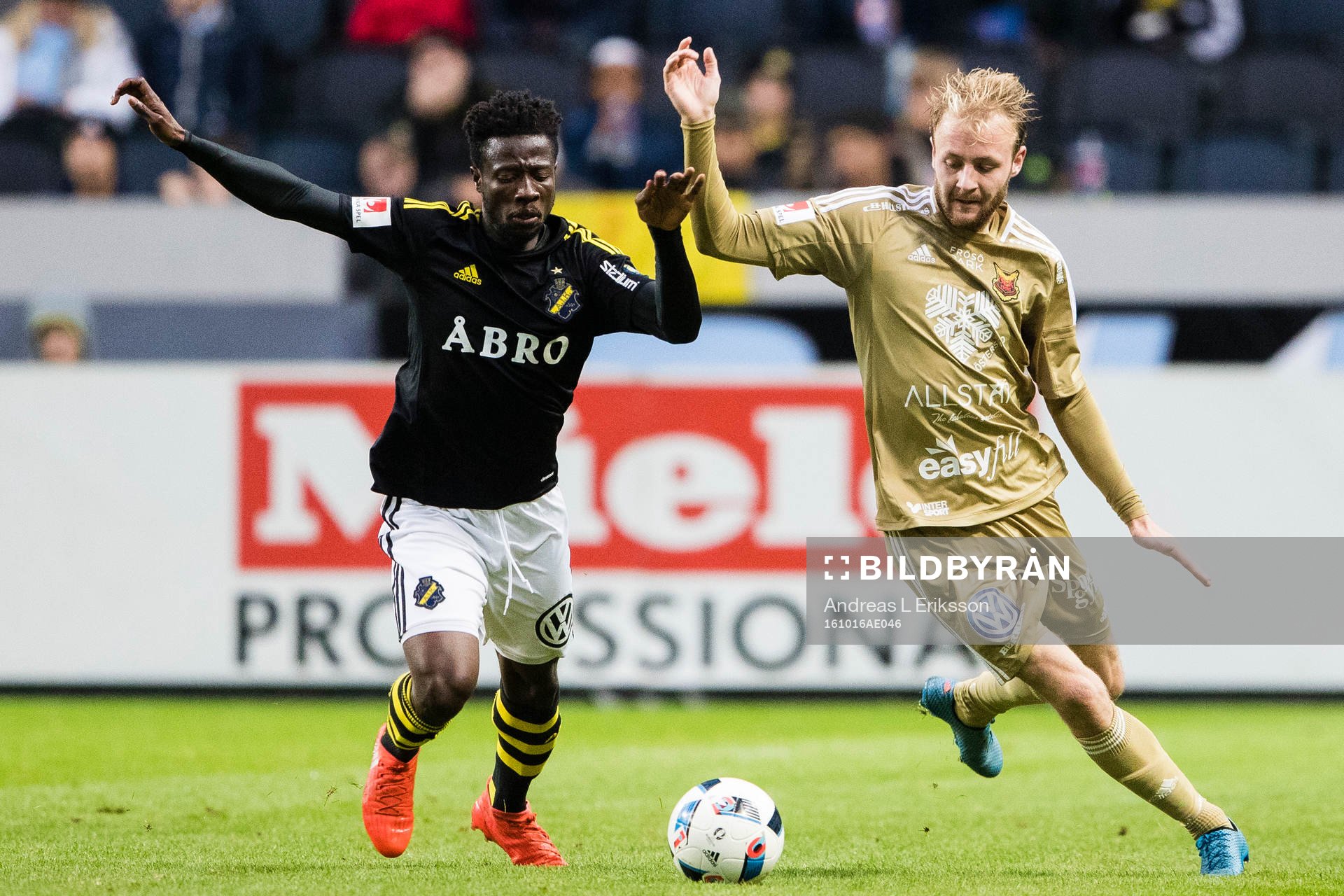 s Ebenezer Ofori i kamp om bollen med Östersunds Curtis