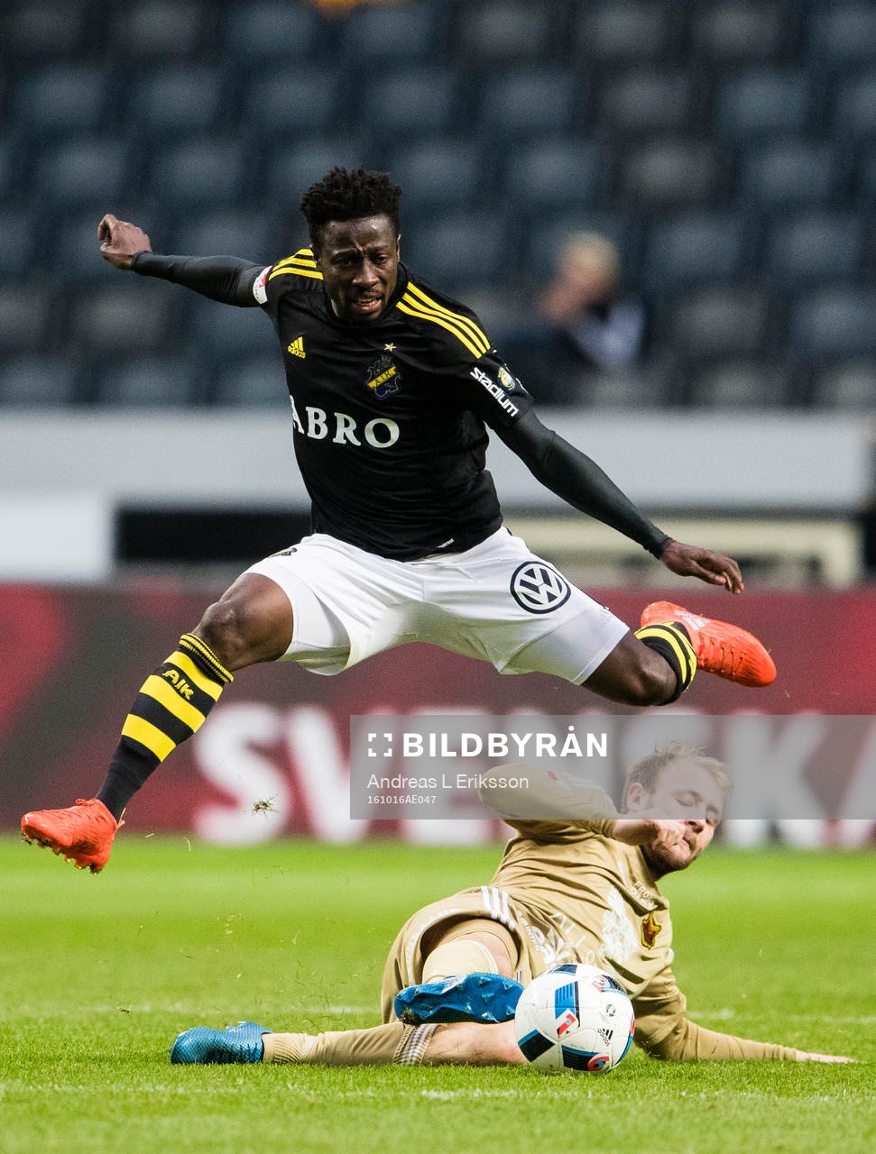 s Ebenezer Ofori hoppar över Östersunds Curtis Edwards