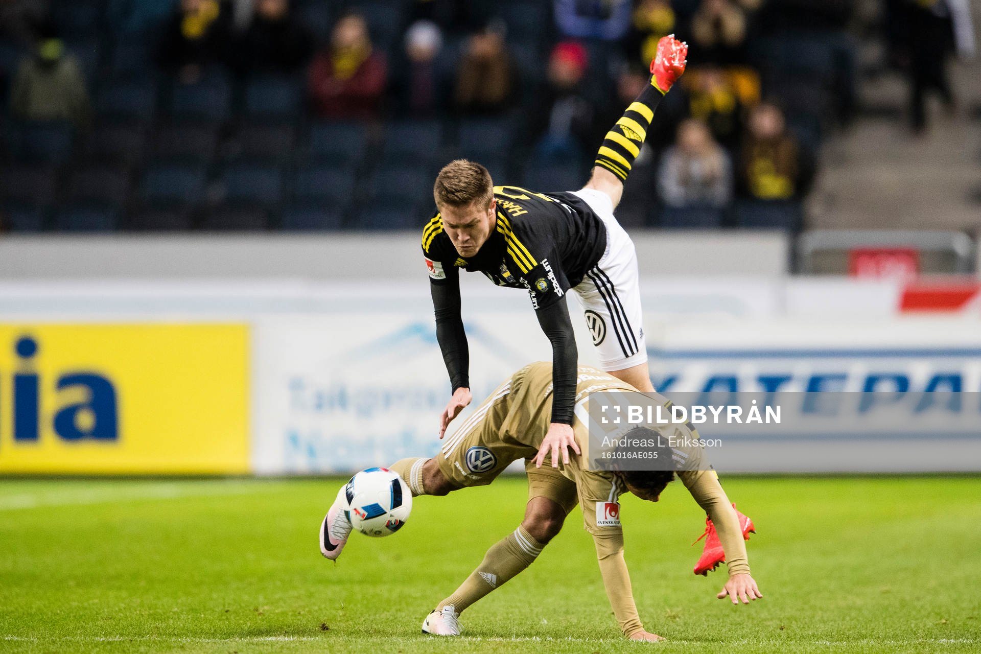 s Haukur Heidar Hauksson i en nickduell med Östersunds
