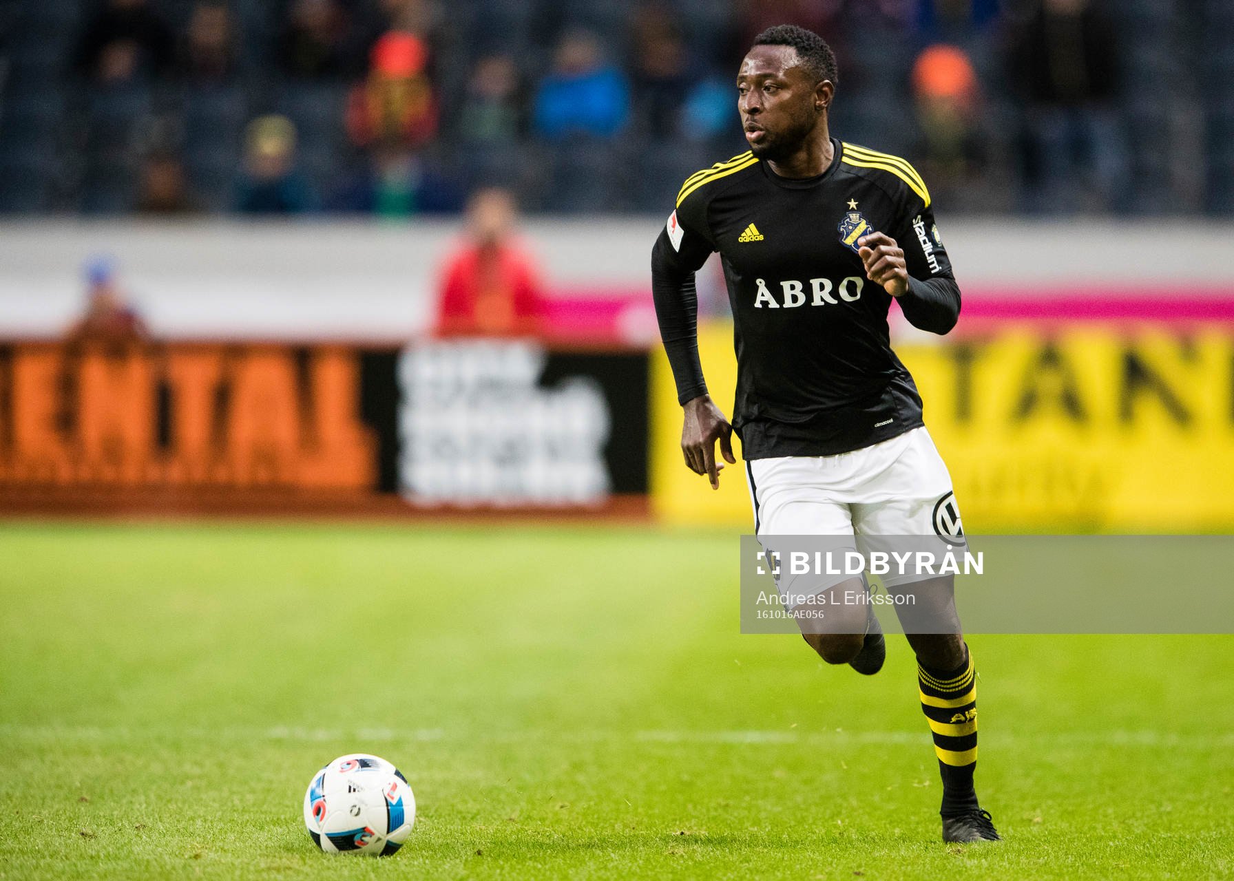 s Chinedu Ogbuke Obasi med bollen