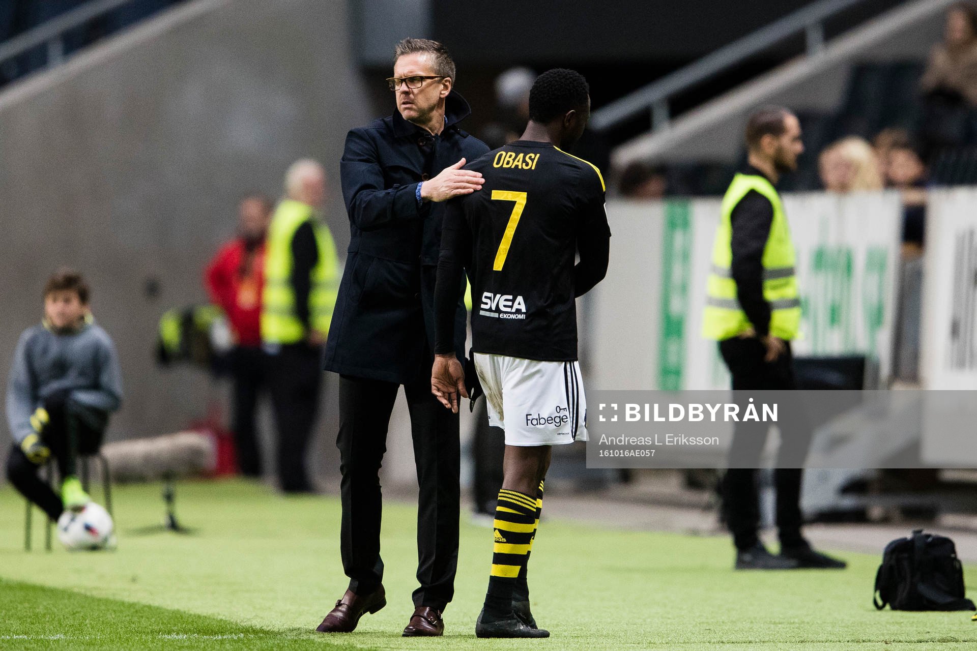 s tränare Rikard Norling klappar om AIK:s Chinedu Ogbuke