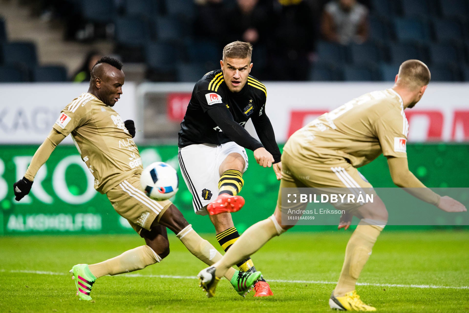 s Eero Markkanen med ett skott mellan Östersunds Samuel