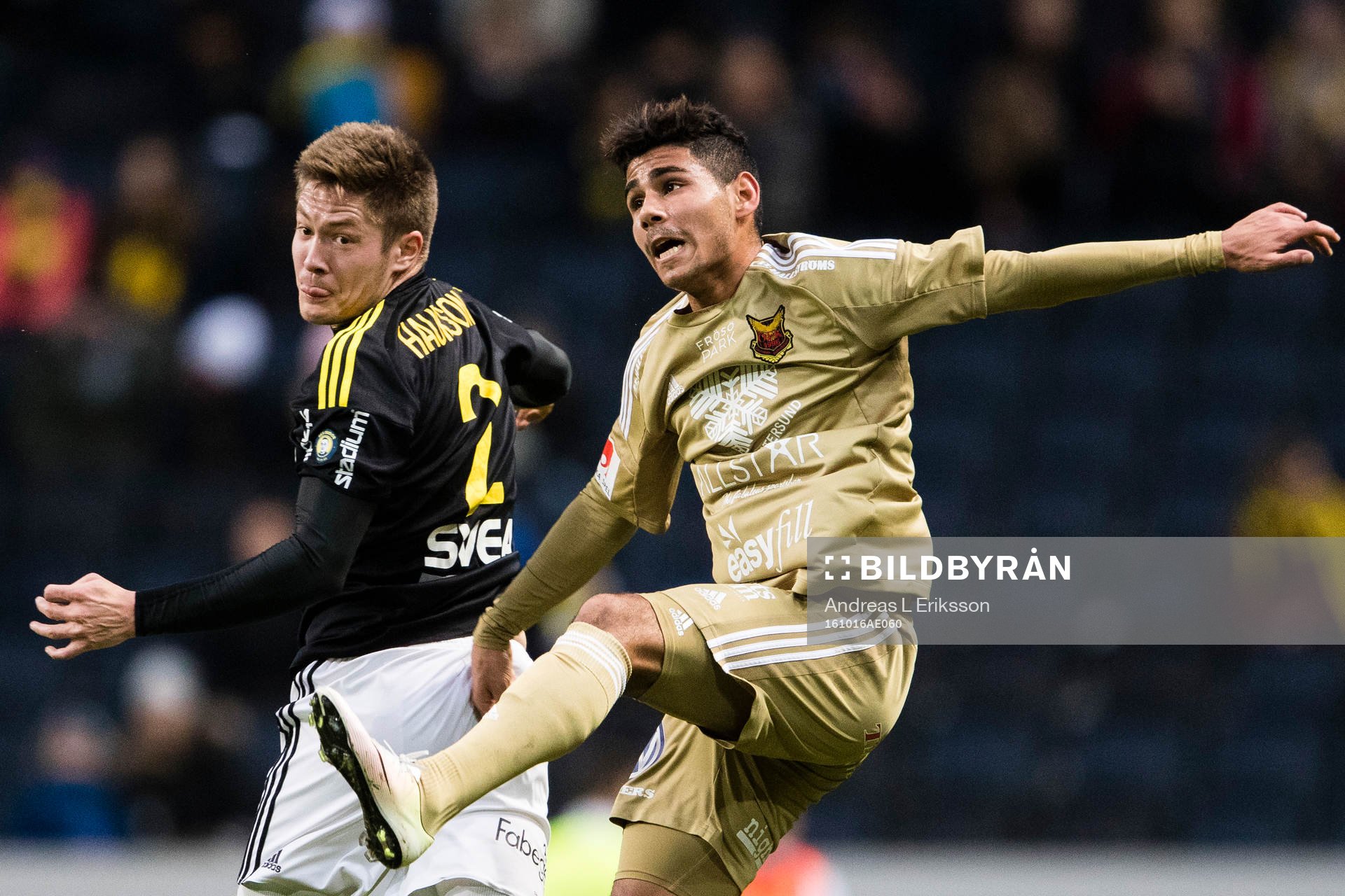 s Haukur Heidar Hauksson i en nickduell med Östersunds