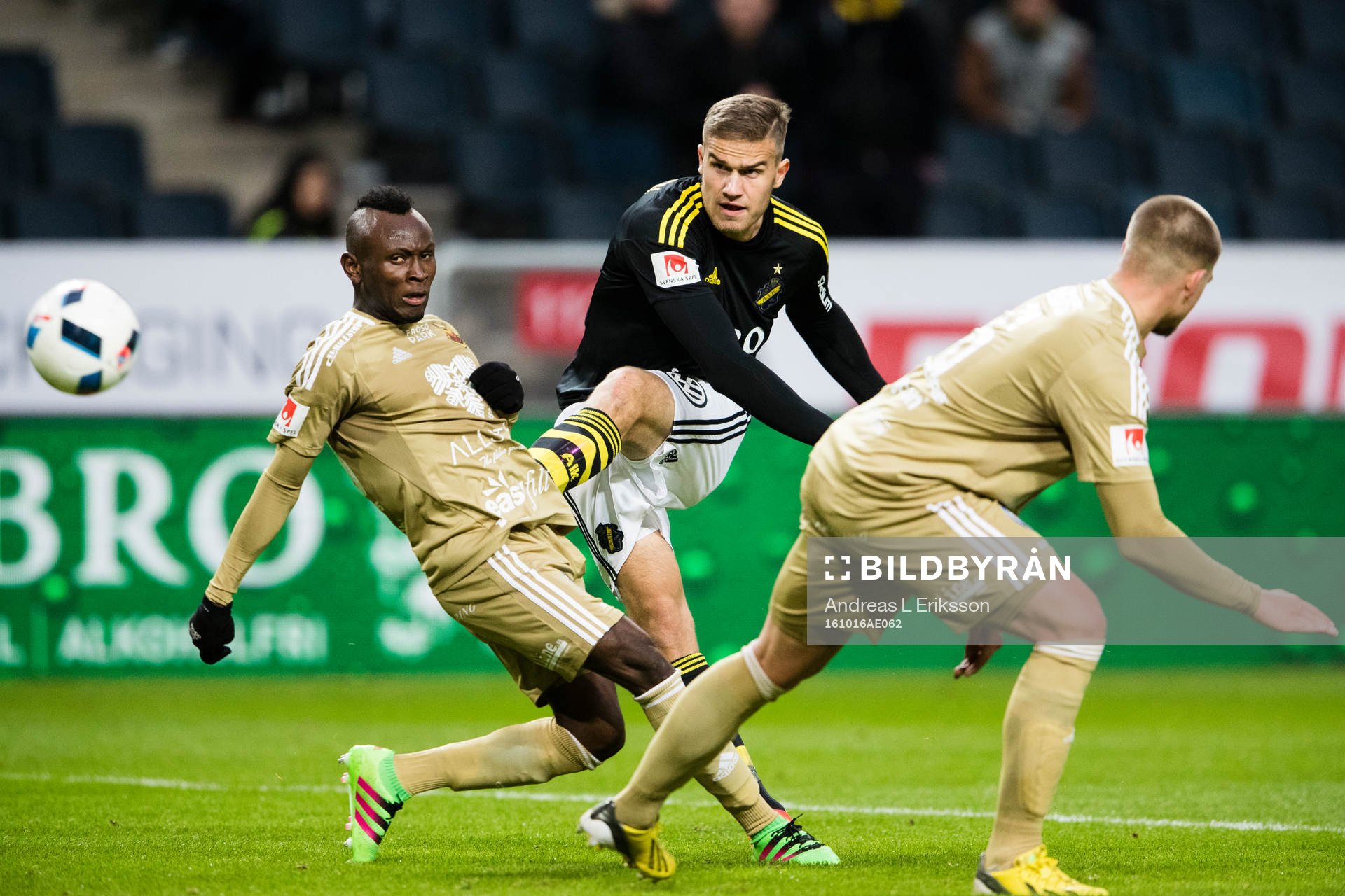 s Eero Markkanen med ett skott mellan Östersunds Samuel