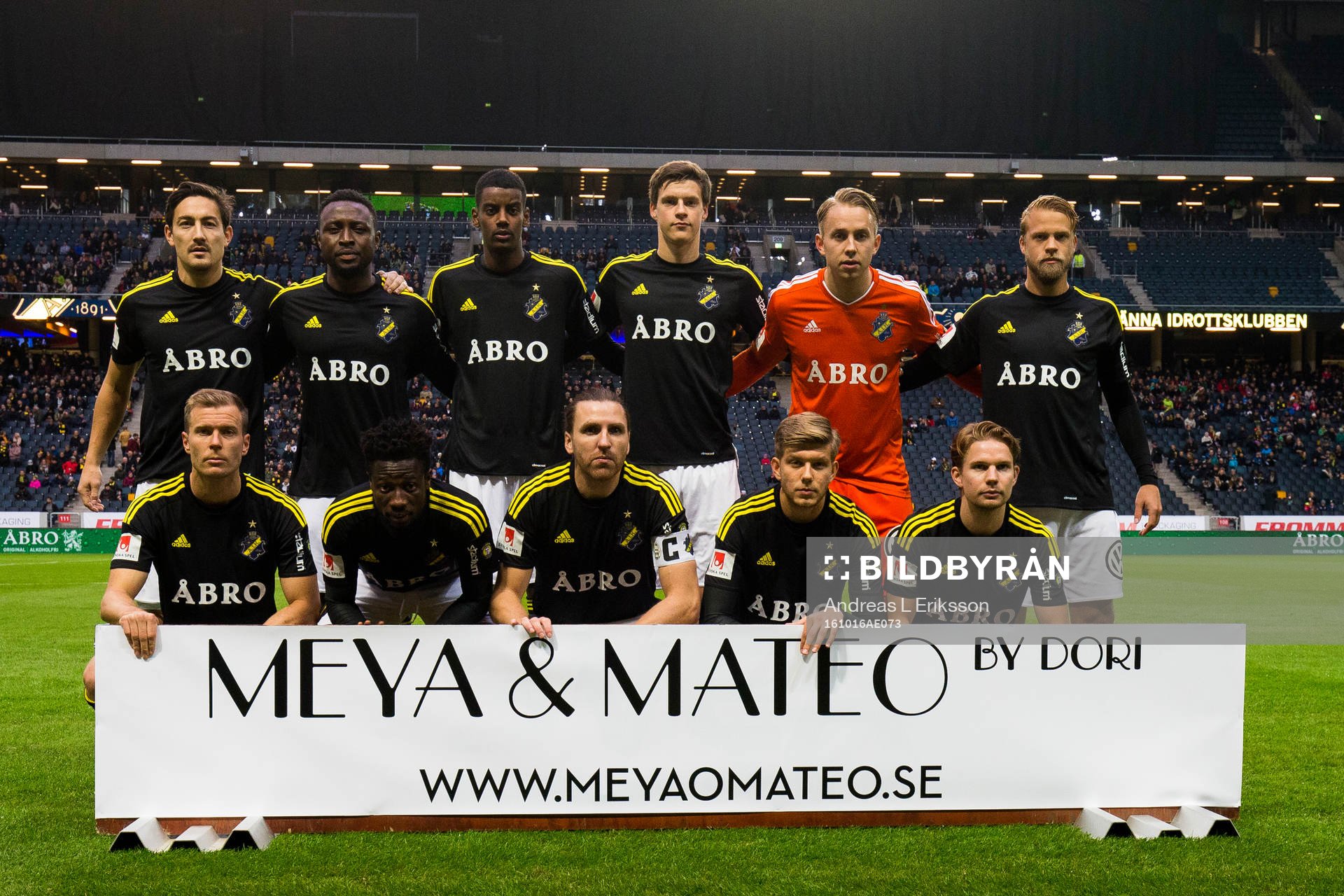 AIK:s starelva innan fotbollsmatchen i Allsvenskan mellan AIK - Östersund den 16 oktober 2016 i Stockholm. Övre raden från vänster: Stefan Ishizaki, Chinedu Ogbuke Obasi, Alexander Isak, Sauli Väisänen, målvakt Patrik Carlgren och Daniel Sundgren. Nedre raden från vänster: Per Karlsson, Ebenezer Ofori, Nils-Eric Johansson, Anton Jönsson Salétros och Johan Blomberg.