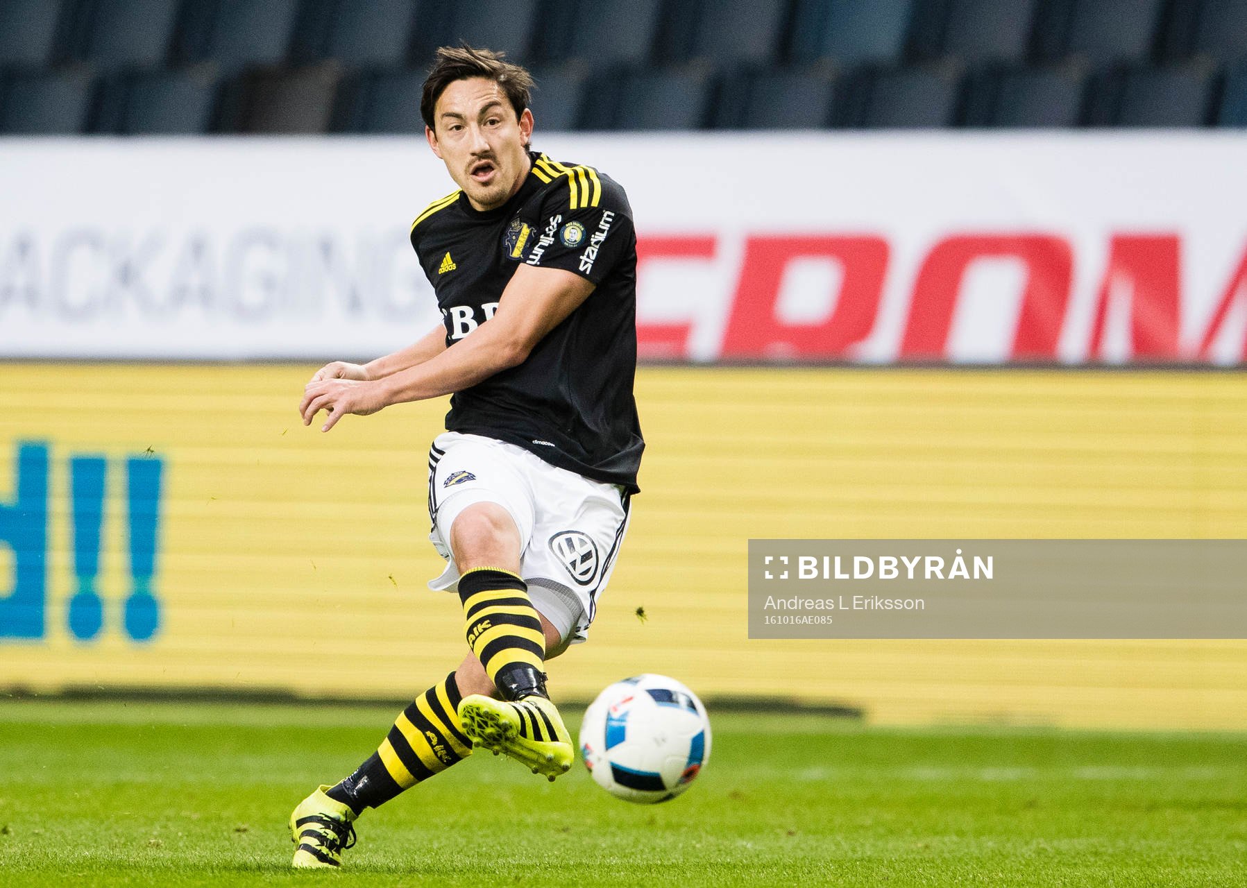 s Stefan Ishizaki med ett skott