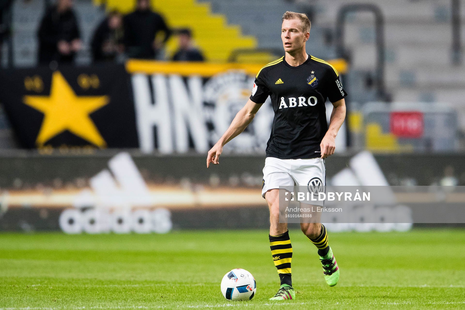 s Per Karlsson med bollen