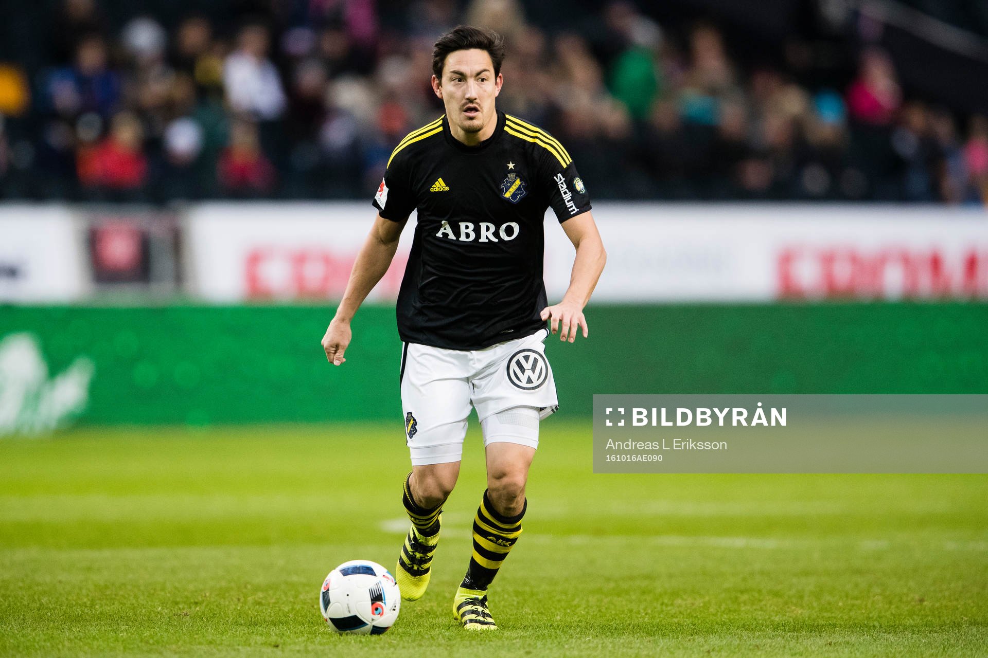 s Stefan Ishizaki med bollen