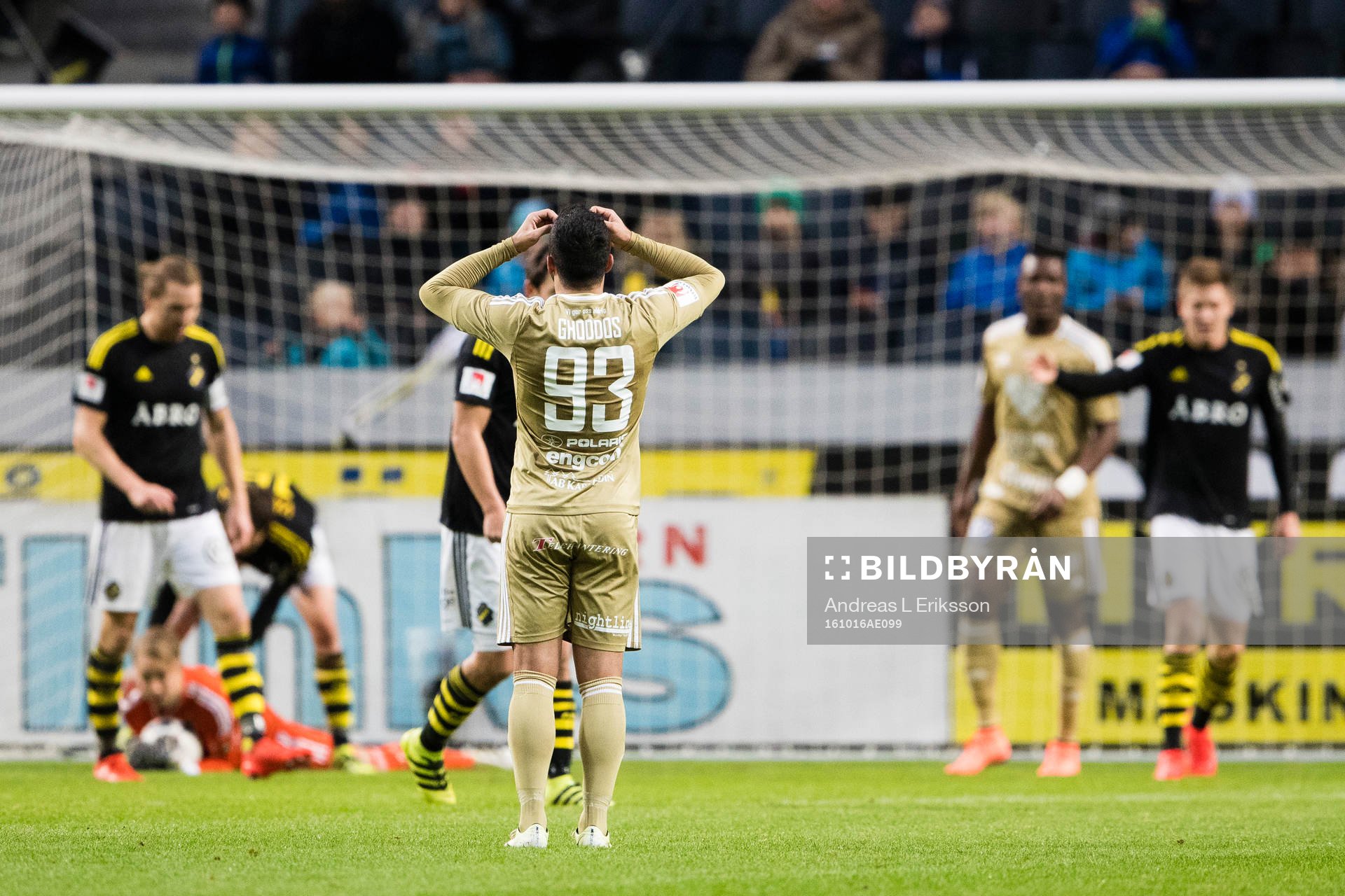 Östersunds Saman Ghoddos tar sig för huvudet