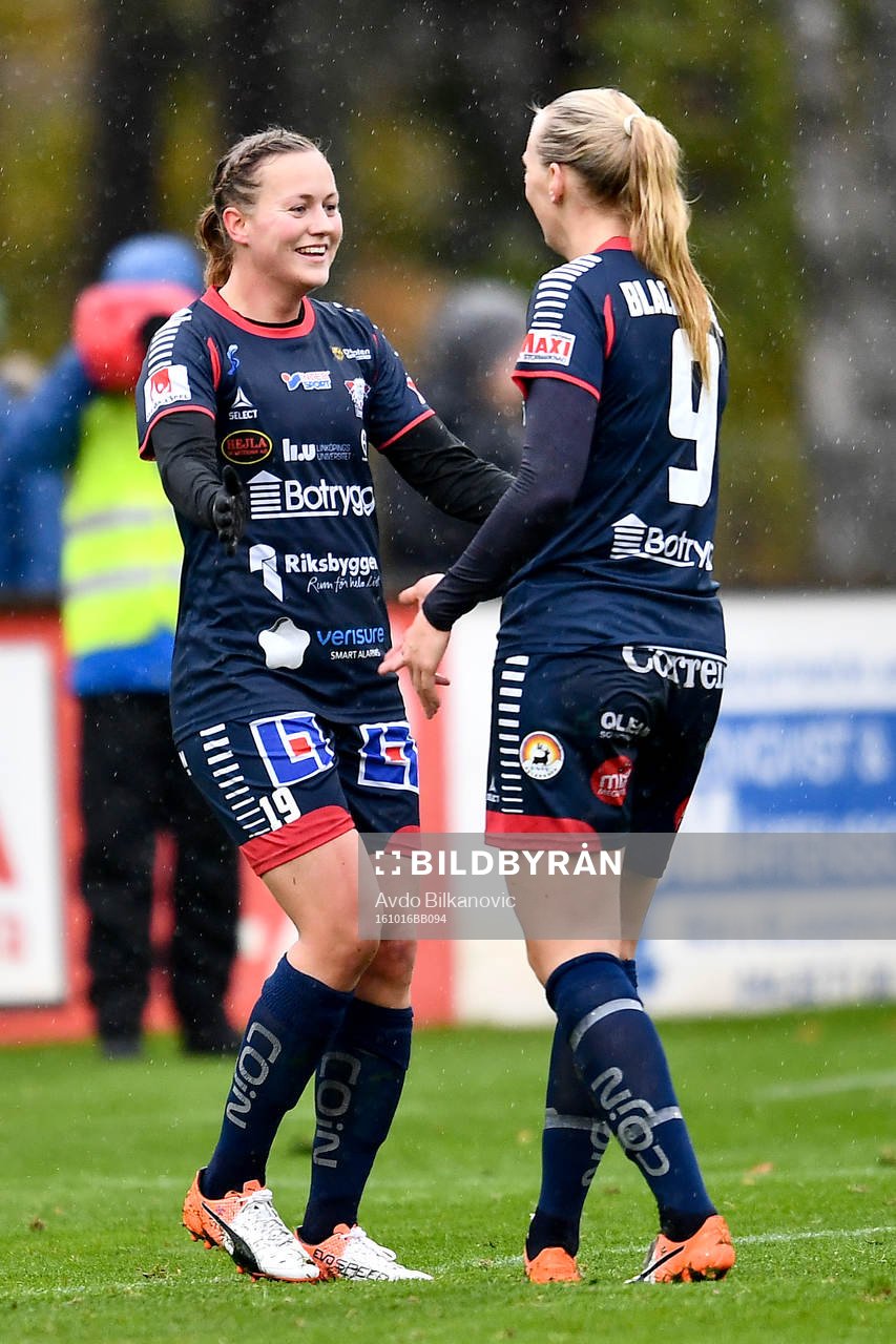 Linköpings Kristine Minde och Stina Blackstenius  jublar