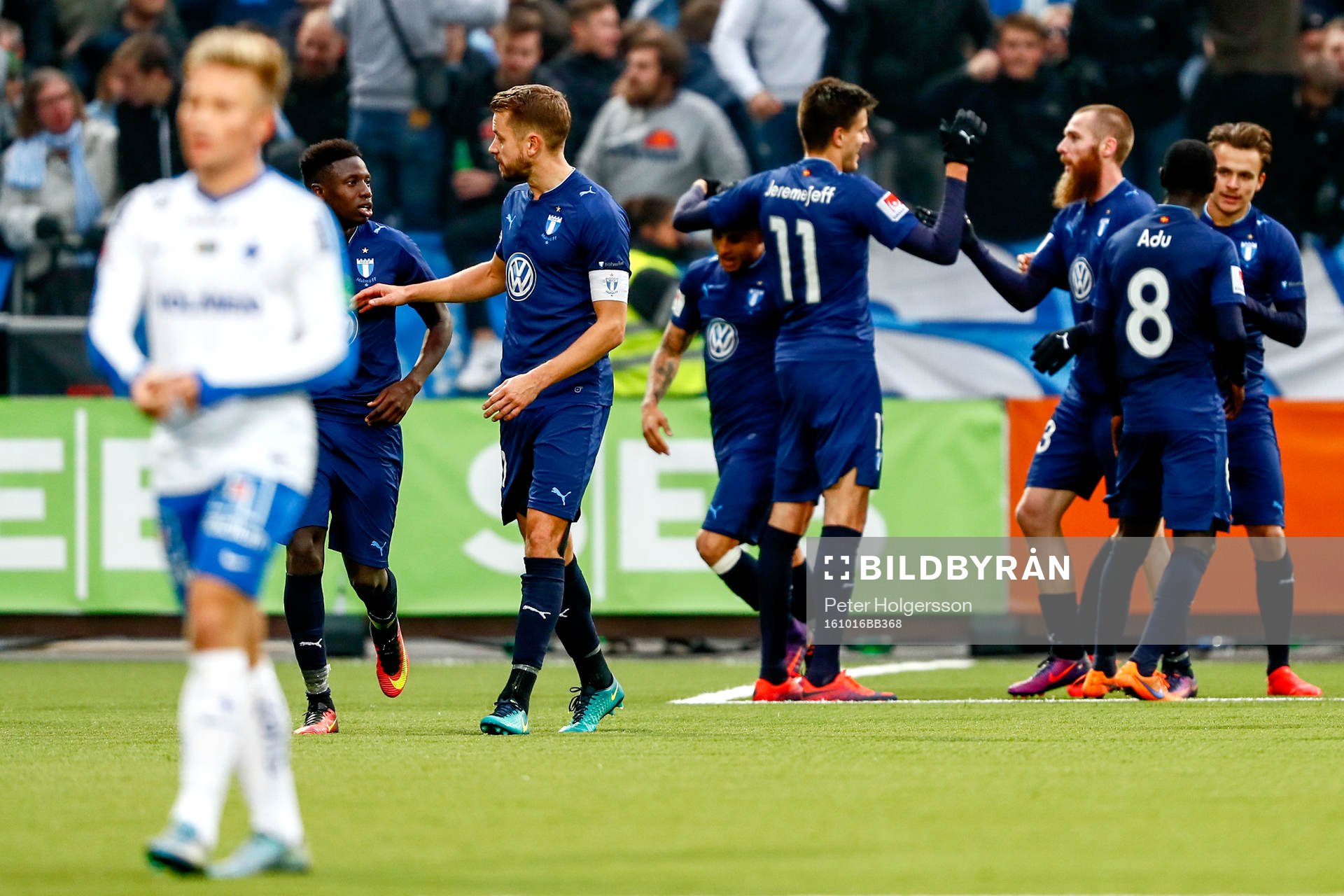 Malmö FFs Alexander Jeremejeff jublar med lagkamrater efter 1-2 under fotbollsmatchen i Allsvenskan mellan Norrköping och Malmö FF den 16 oktober 2016 i Norrköping.