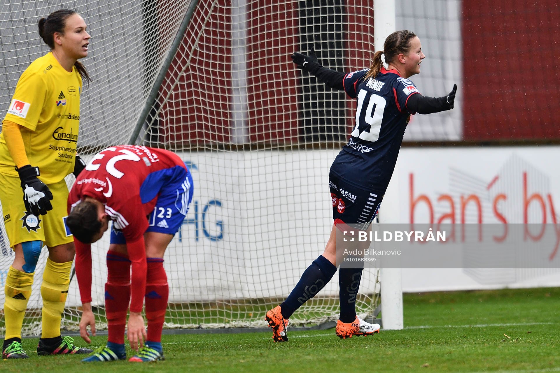 Vittsjö målvakt Katlynn Fraine och Anna Hjälmqvist