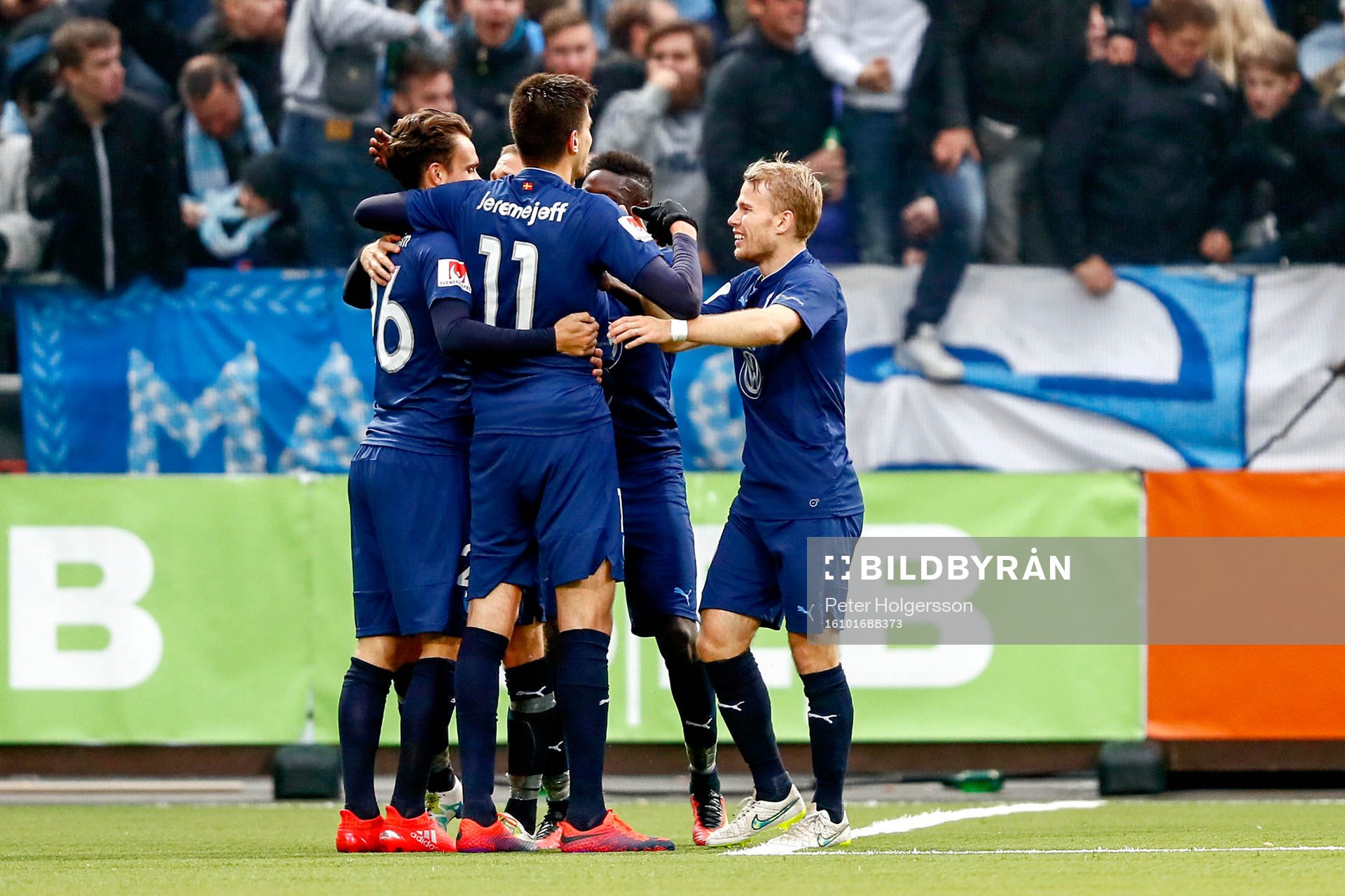 Malmö FFs Alexander Jeremejeff jublar med lagkamrater efter 1-2 under fotbollsmatchen i Allsvenskan mellan Norrköping och Malmö FF den 16 oktober 2016 i Norrköping.