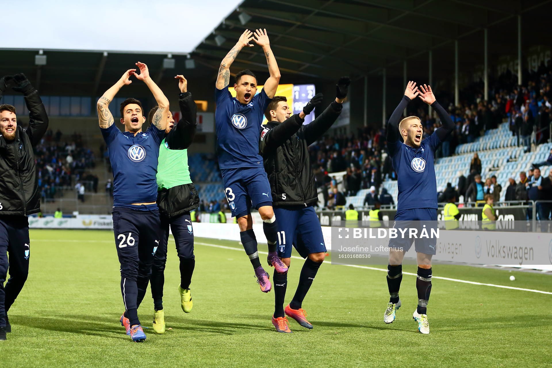 Malmö FFs Andreas Vindheim, Victor Yoshimar Yotun Flores, Alexander Jeremejeff och Anton Tinnerholm jublar efter fotbollsmatchen i Allsvenskan mellan Norrköping och Malmö FF den 16 oktober 2016 i Norrköping.