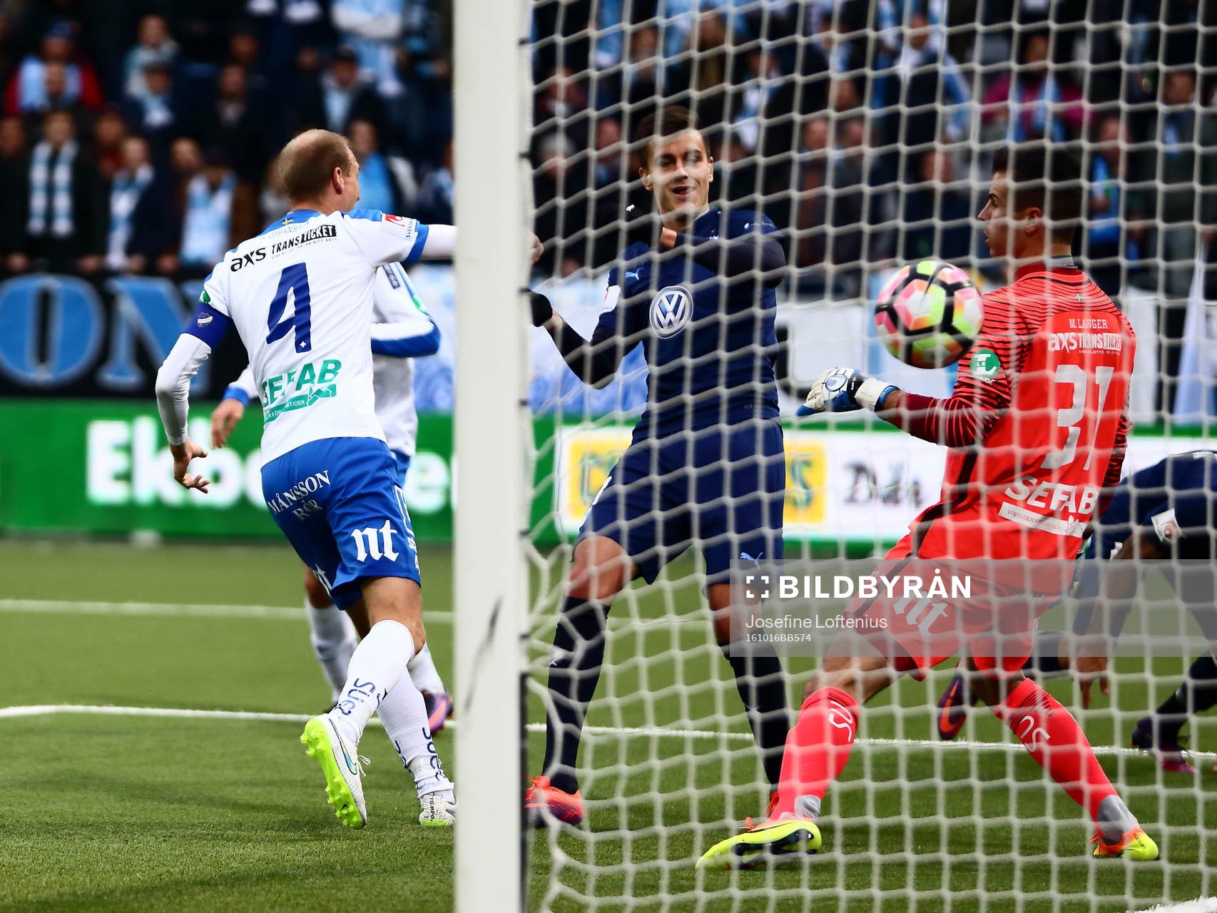 Malmö FFs Alexander Jeremejeff ser sitt 1-2-mål gå in