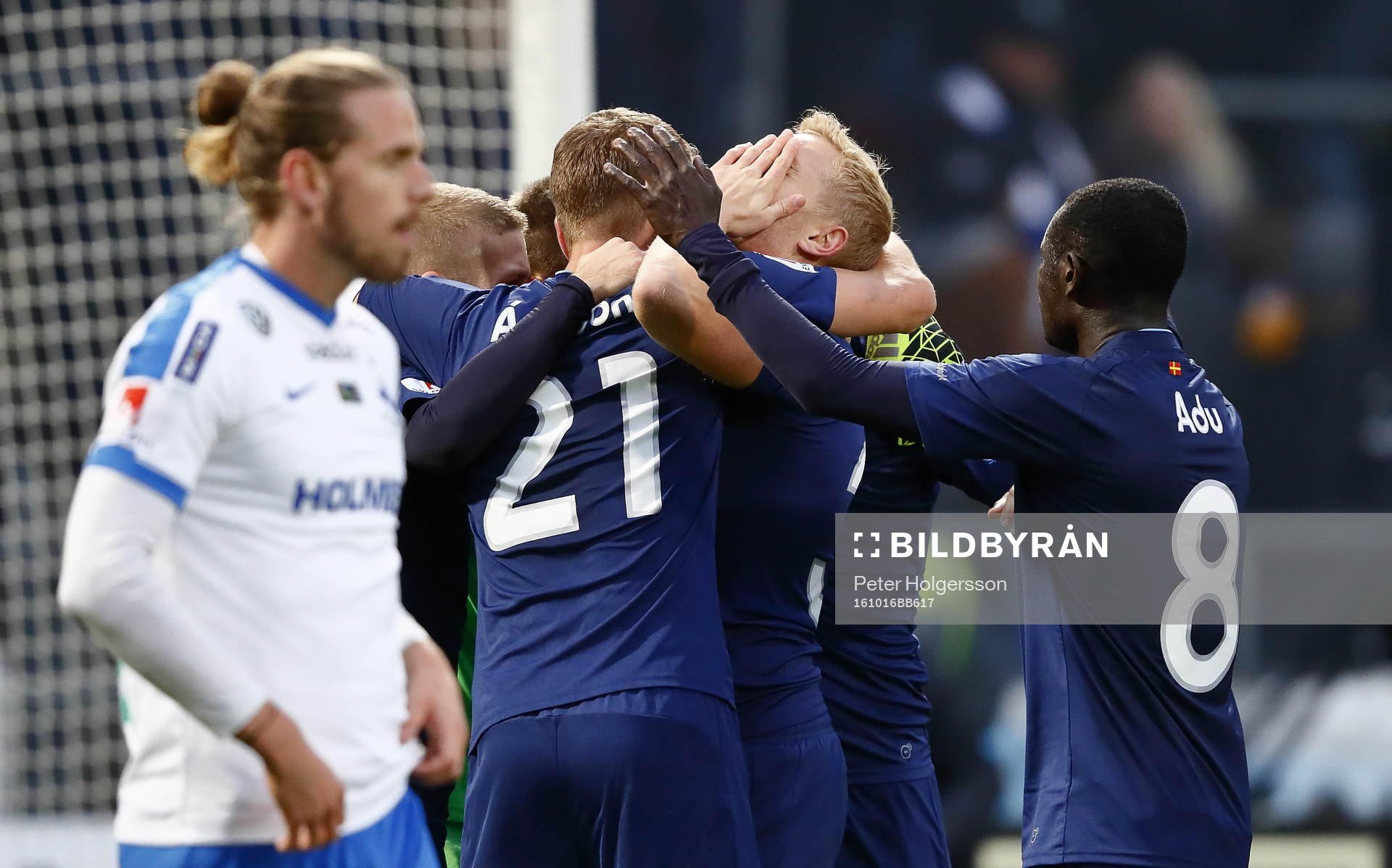 Malmö FFs spelare jublar och Norrköpings Andreas Hadenius