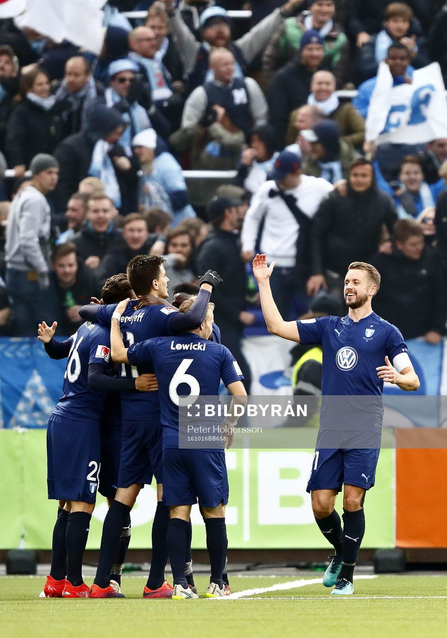 Malmö FFs spelare med Alexander Jeremejeff jublar
