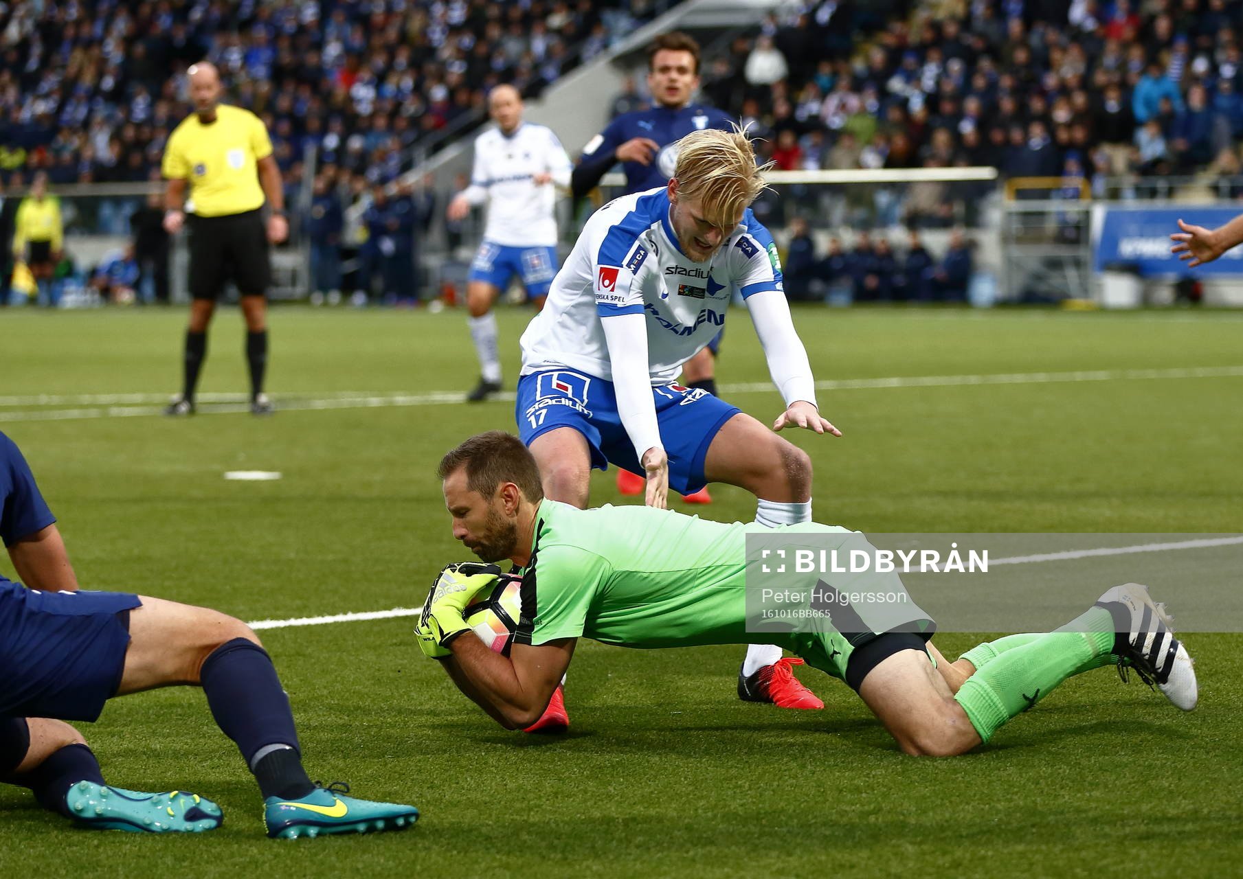 Räddning av Malmö FFs målvakt Johan Wiland