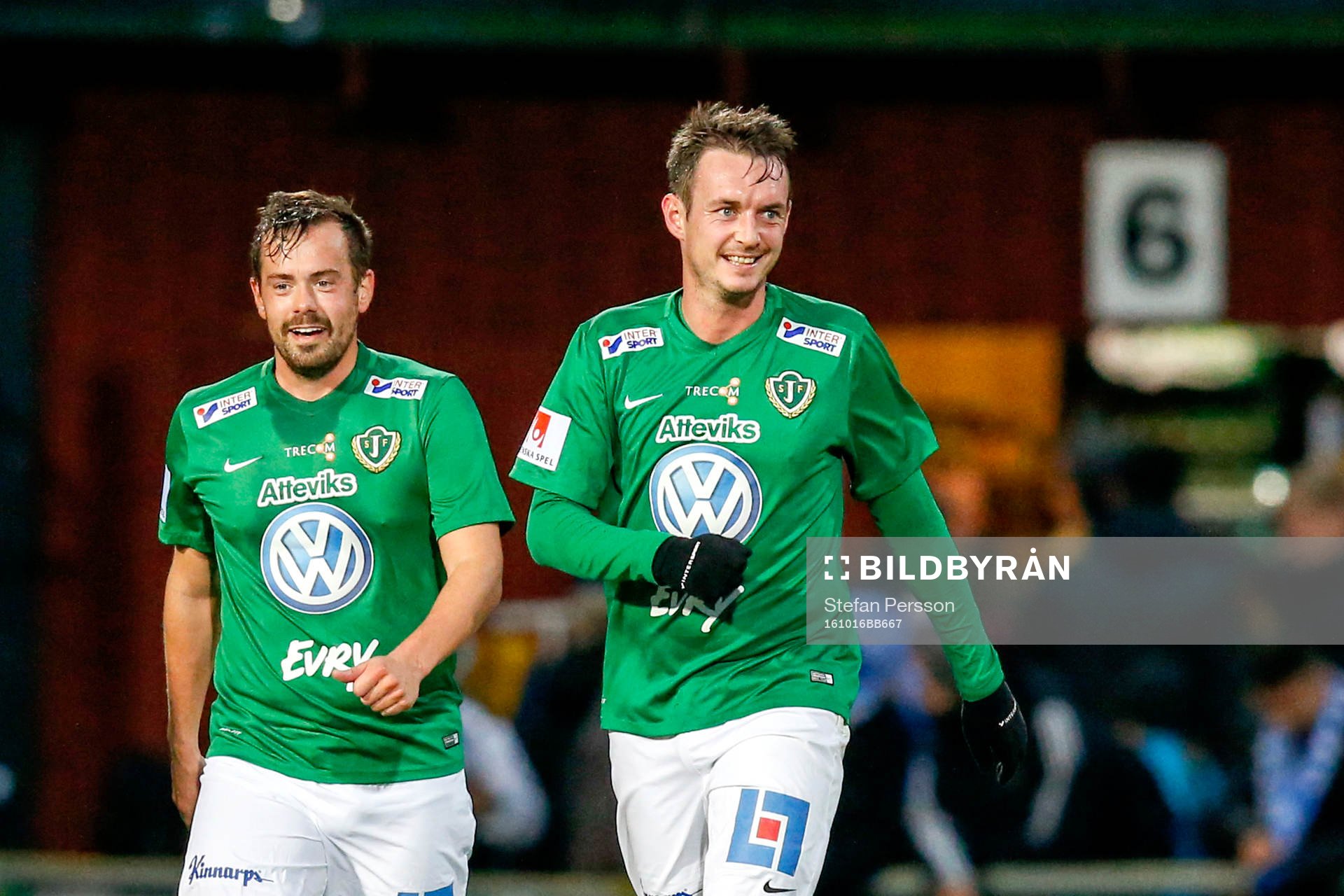 Jönköpings Fredric Fendrich och Daryl Smylie jublar